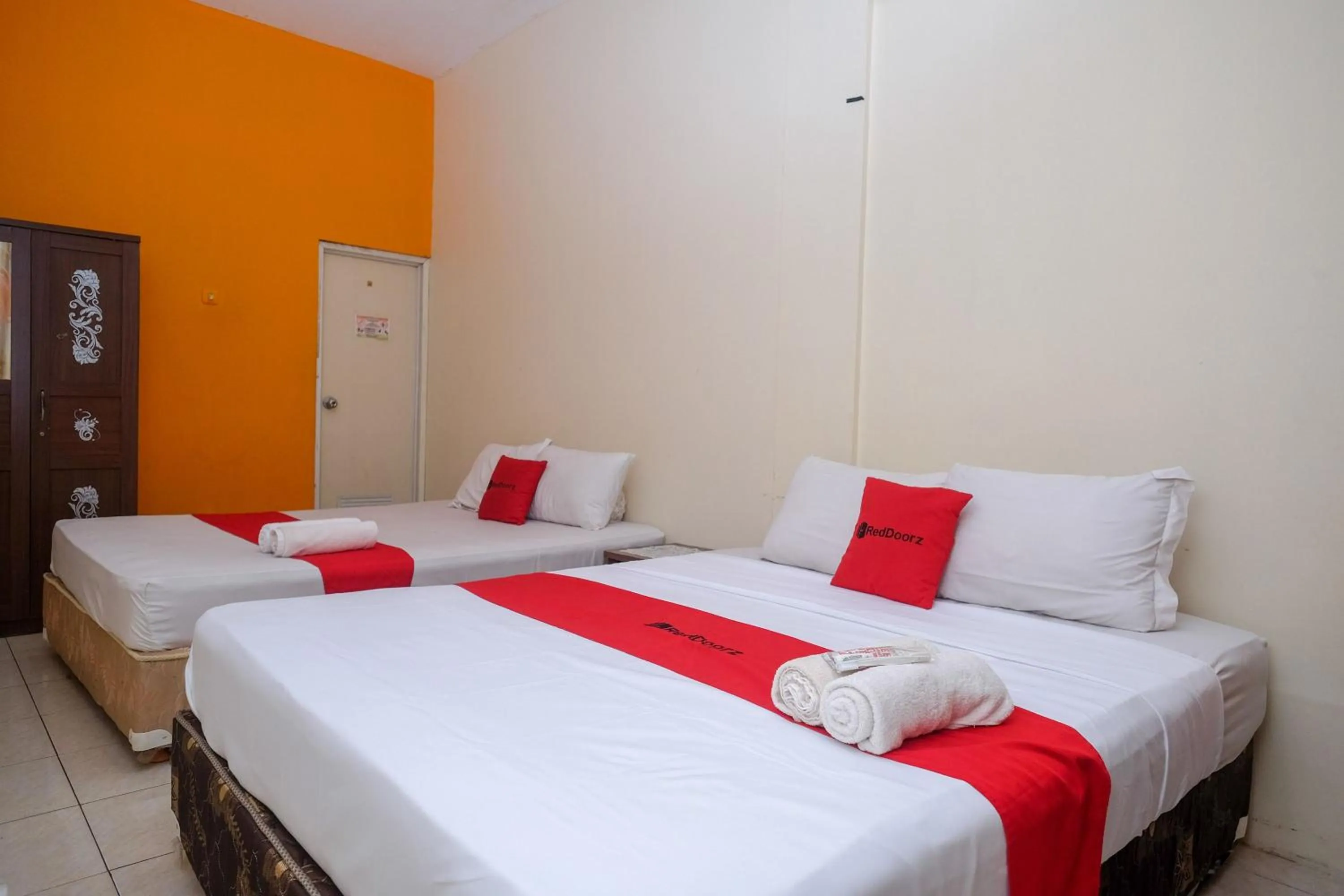 Bedroom, Bed in RedDoorz near Jalan Wolter Monginsidi Manado
