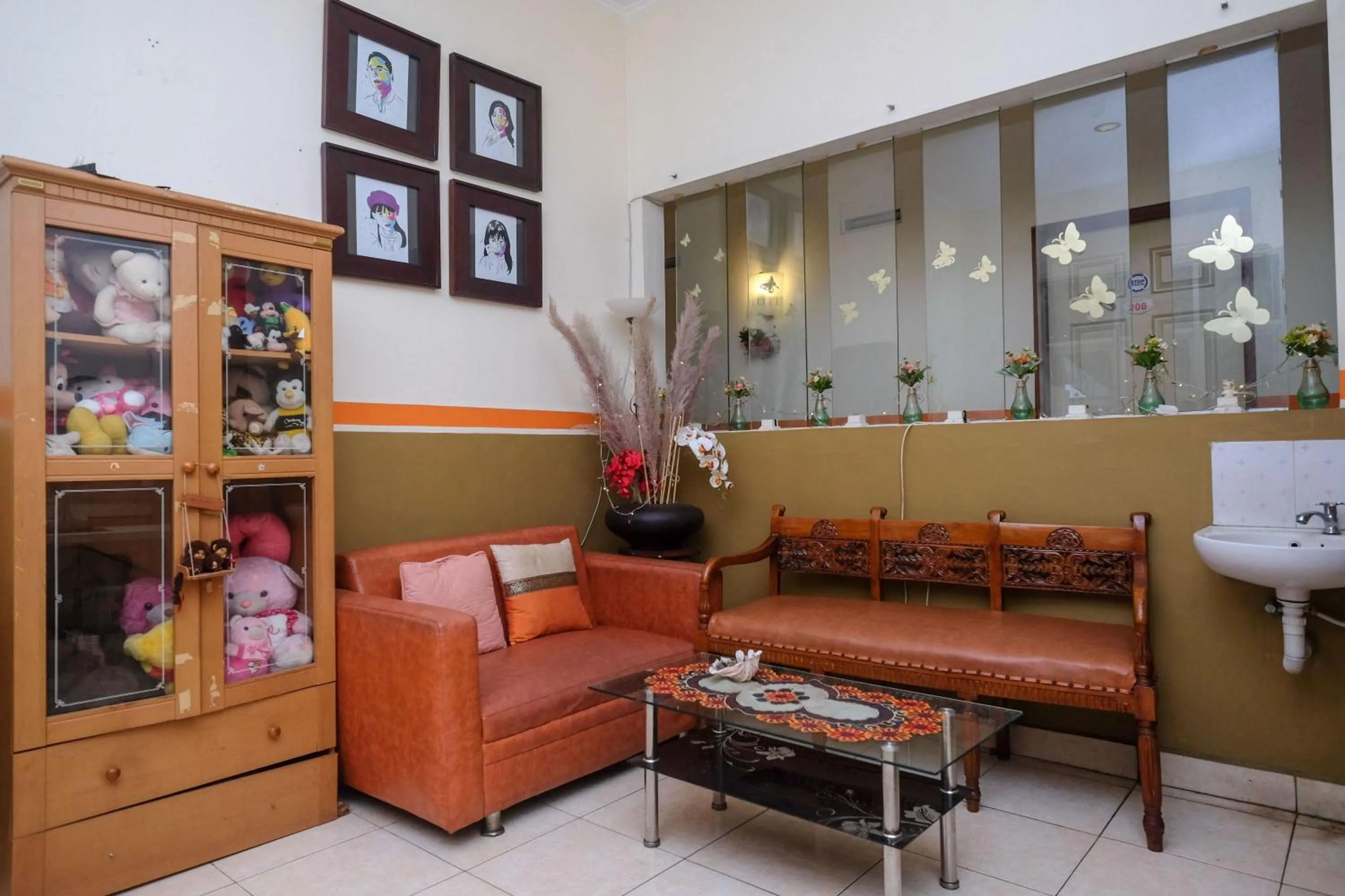 Living room in RedDoorz near Jalan Wolter Monginsidi Manado