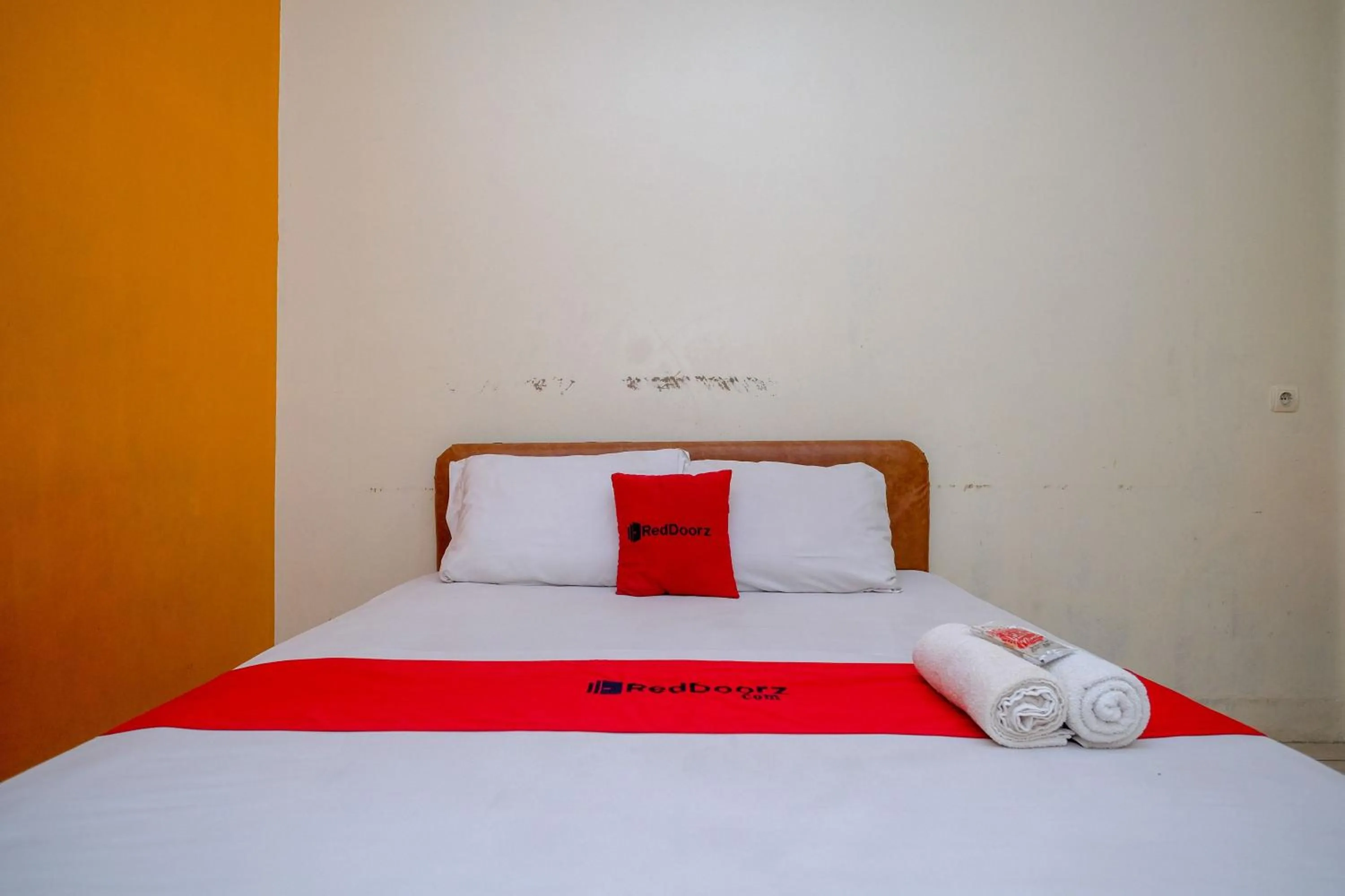 Bedroom, Bed in RedDoorz near Jalan Wolter Monginsidi Manado
