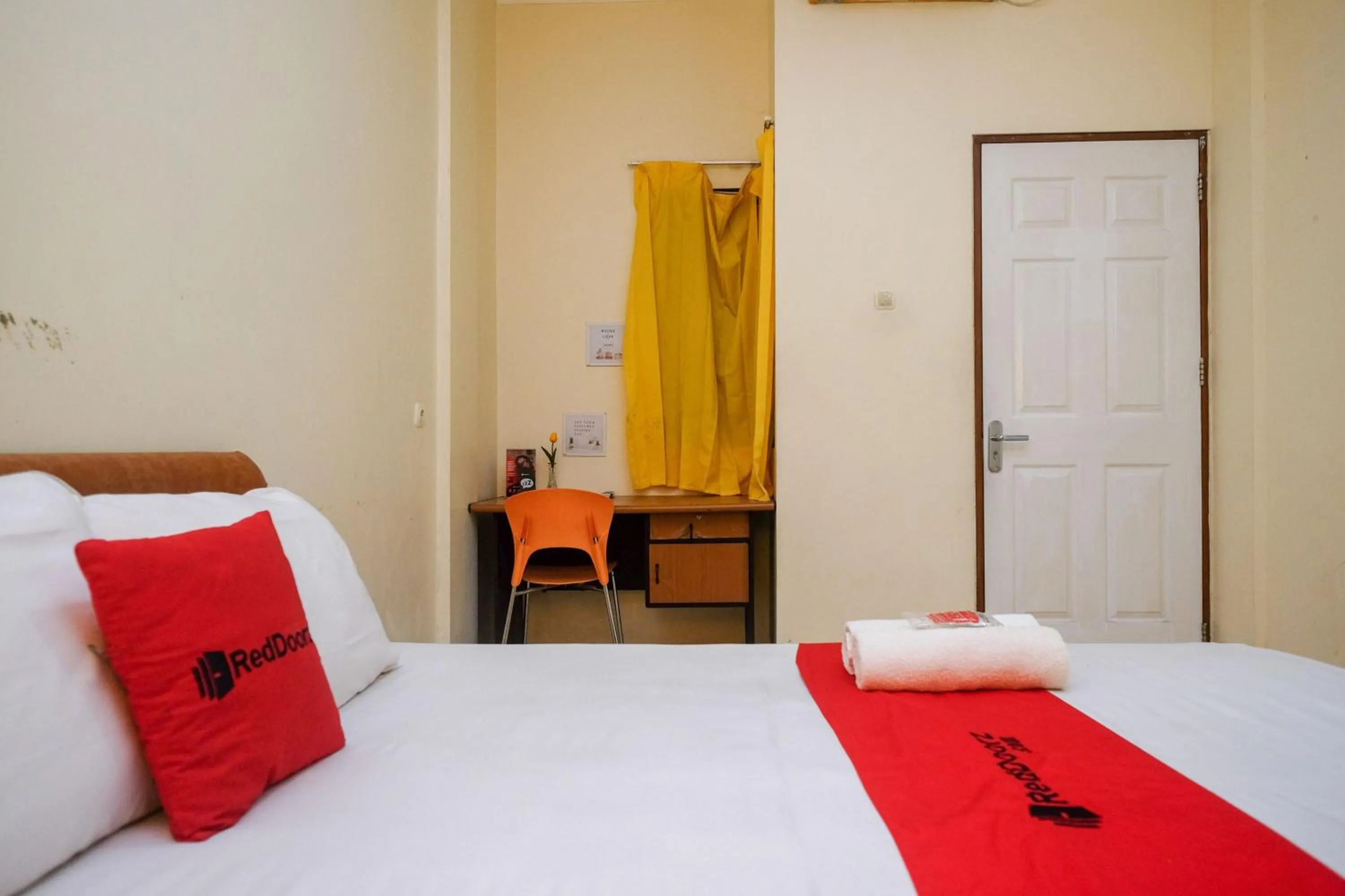 Bedroom, Bed in RedDoorz near Jalan Wolter Monginsidi Manado