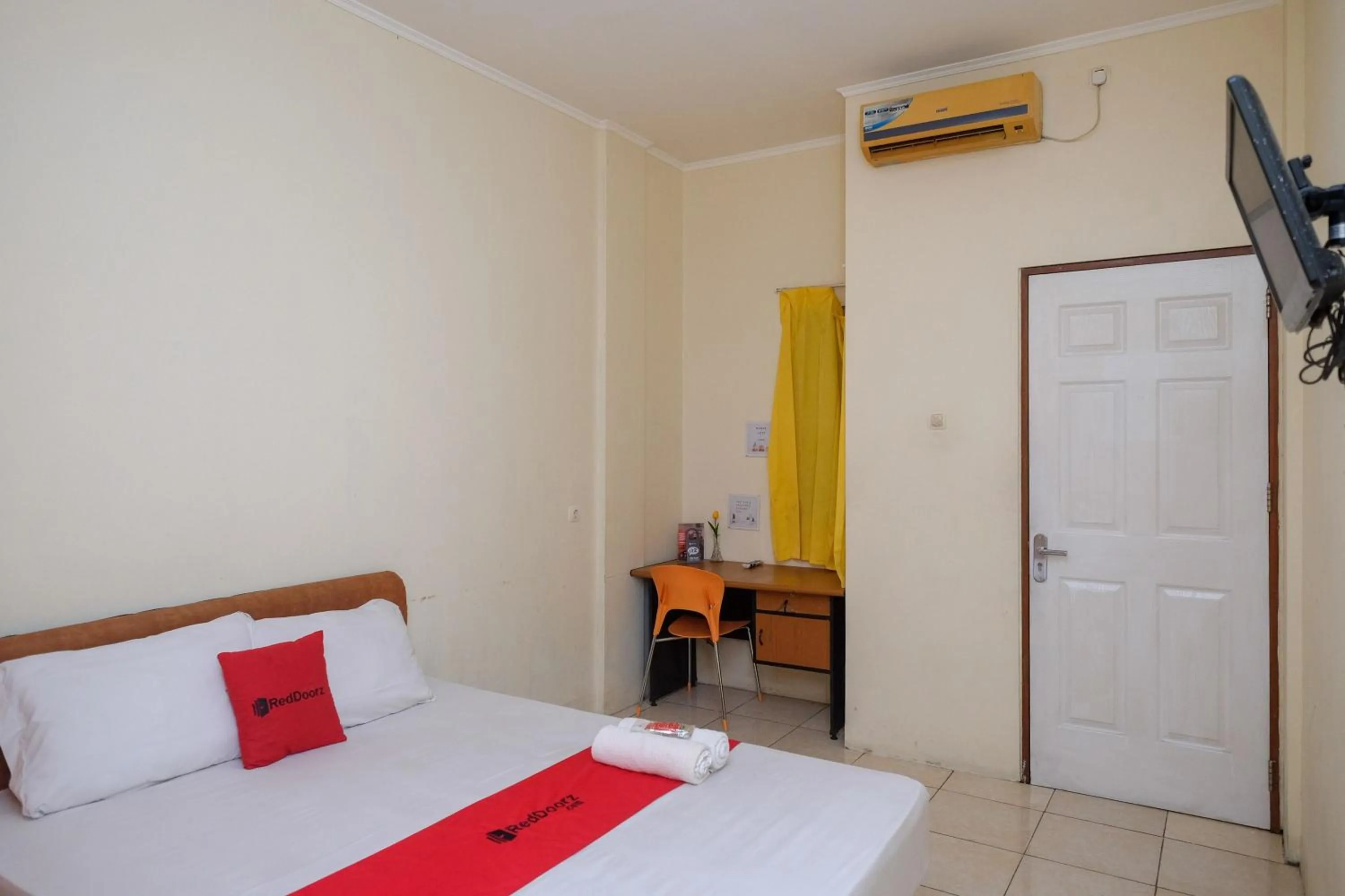 Bedroom, Bed in RedDoorz near Jalan Wolter Monginsidi Manado