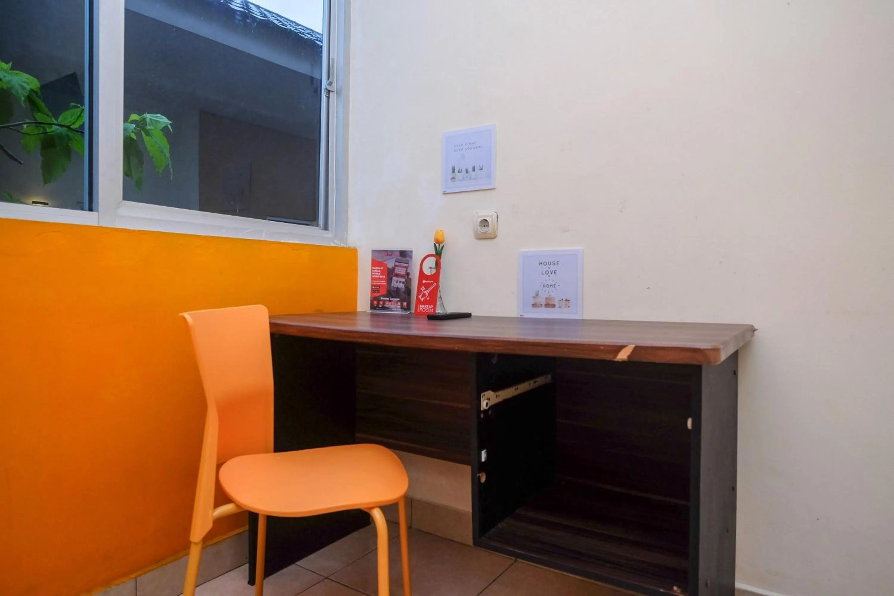 hair dresser in RedDoorz near Jalan Wolter Monginsidi Manado