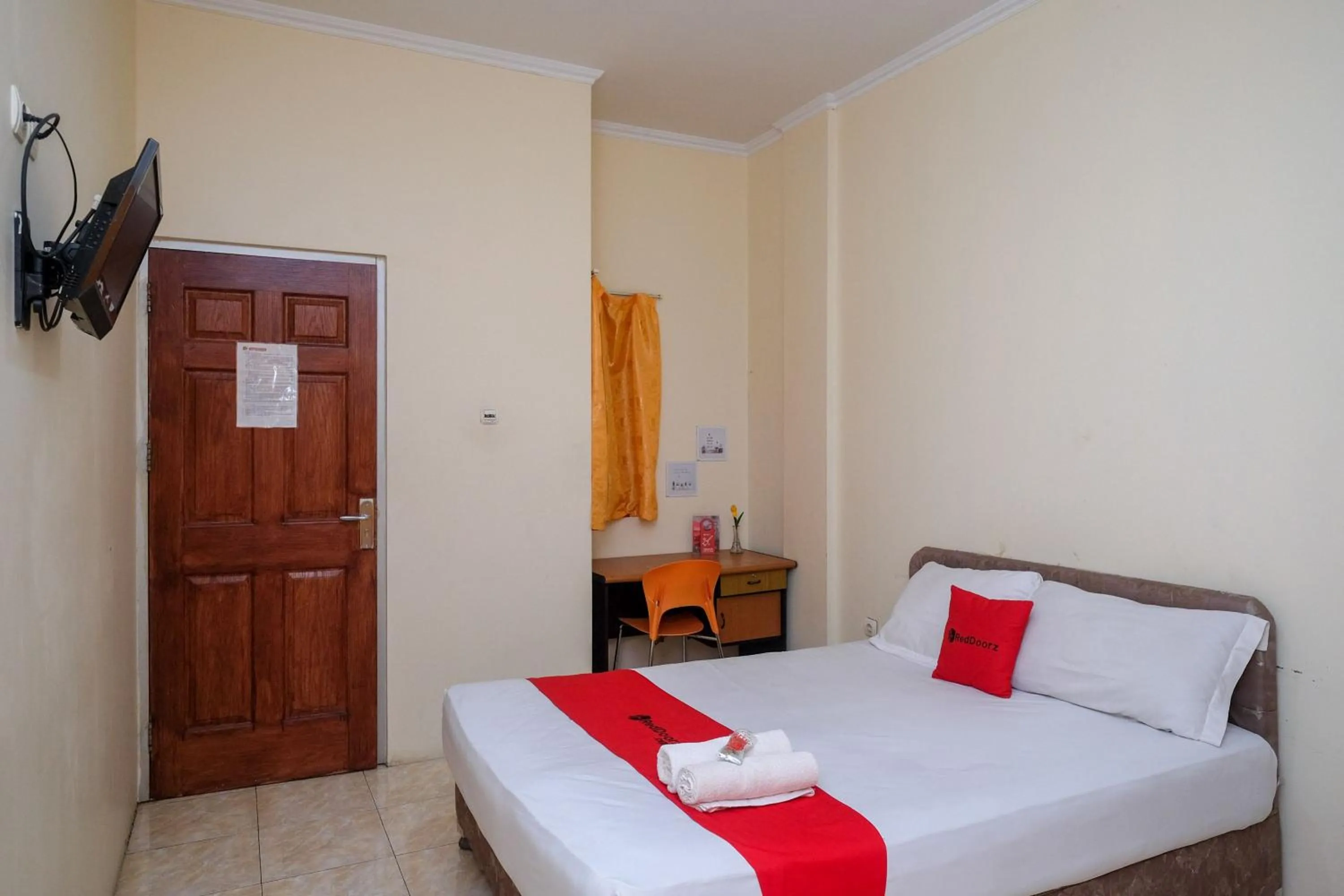 Bedroom, Bed in RedDoorz near Jalan Wolter Monginsidi Manado