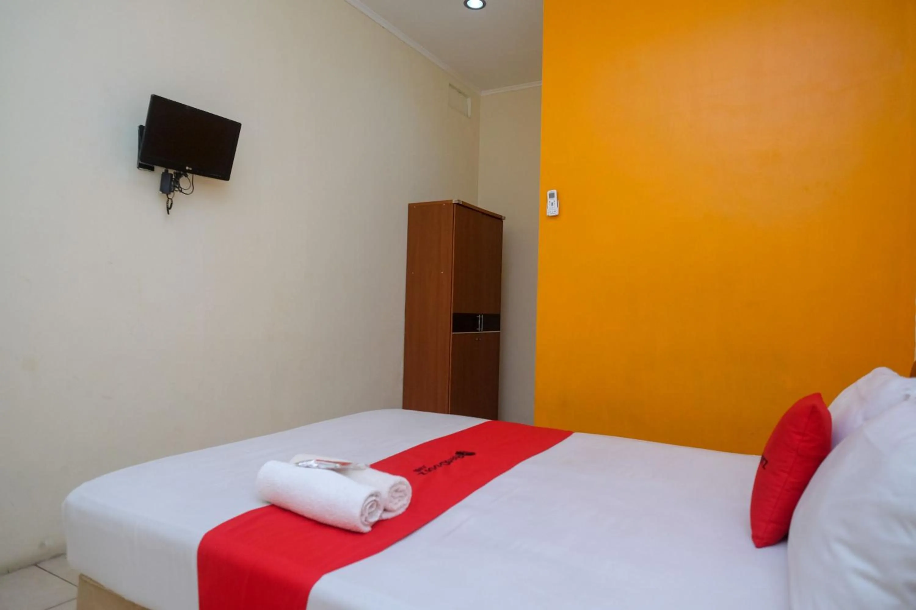 Bedroom, Bed in RedDoorz near Jalan Wolter Monginsidi Manado