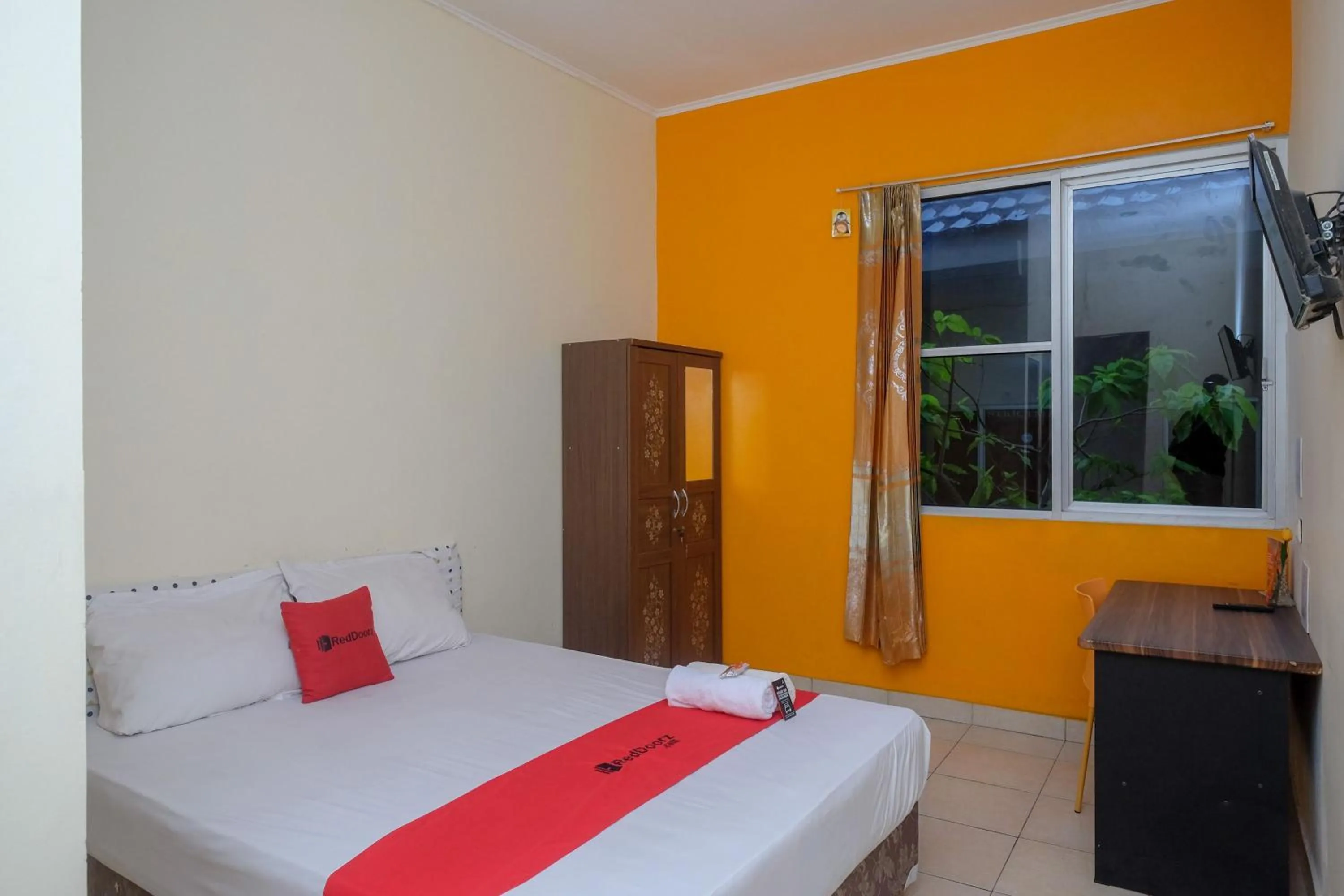 Bedroom, Bed in RedDoorz near Jalan Wolter Monginsidi Manado