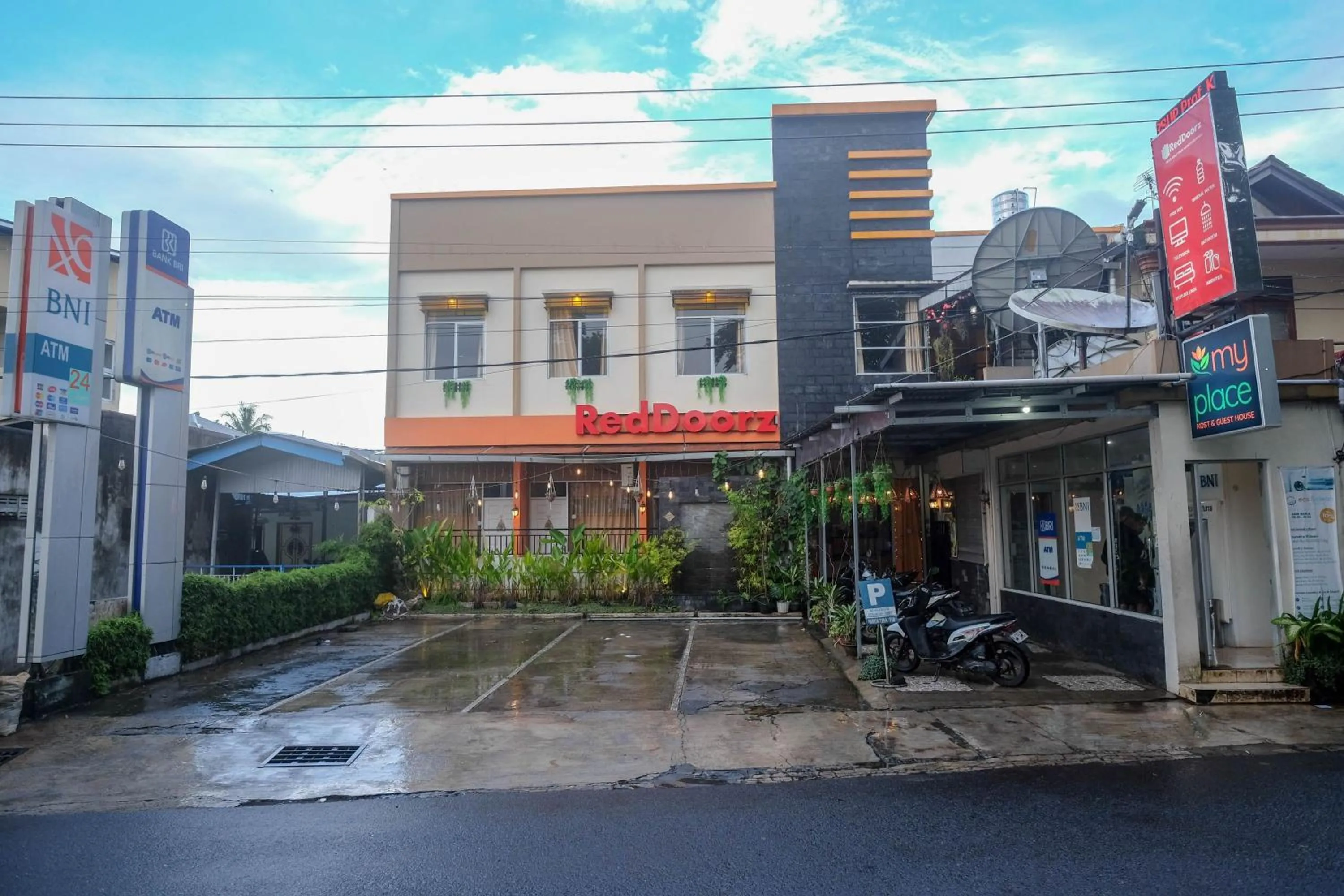 Property building in RedDoorz near Jalan Wolter Monginsidi Manado