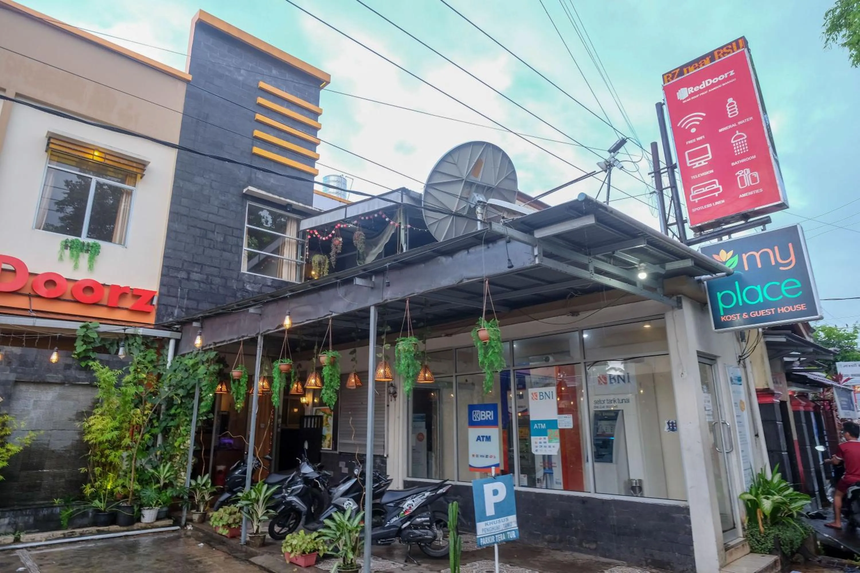 Property building in RedDoorz near Jalan Wolter Monginsidi Manado