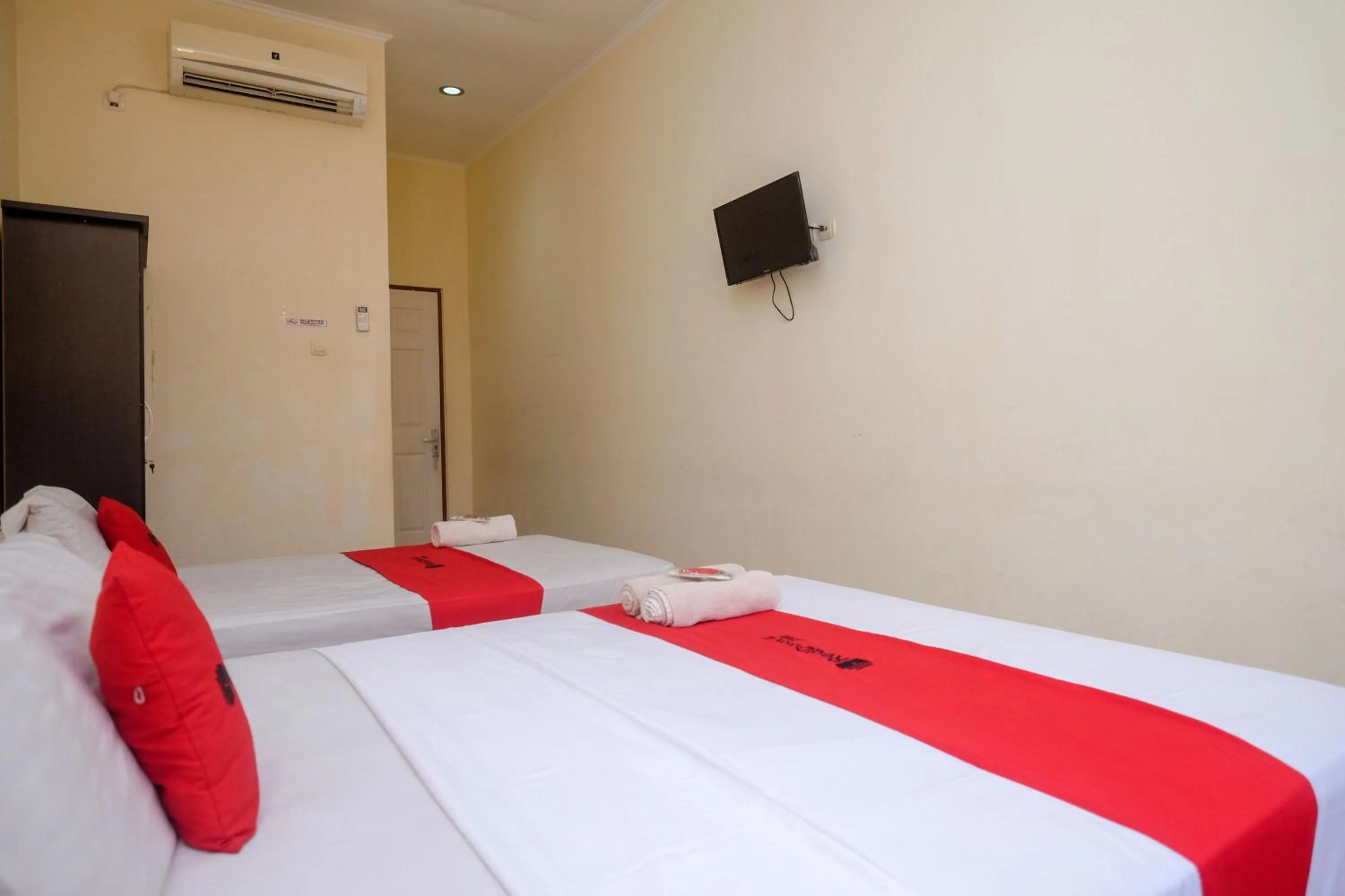Bedroom, Bed in RedDoorz near Jalan Wolter Monginsidi Manado