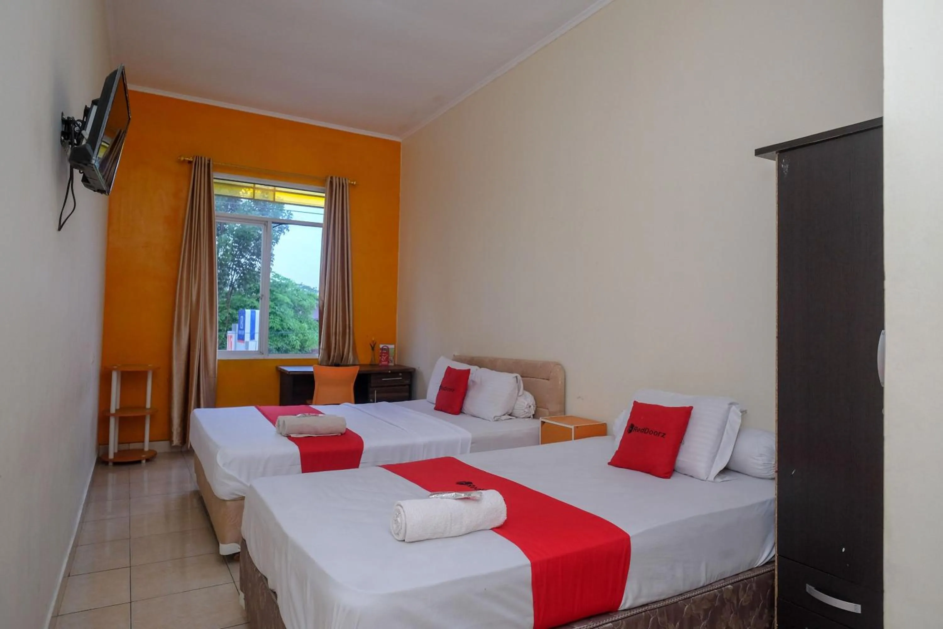 Bedroom, Bed in RedDoorz near Jalan Wolter Monginsidi Manado