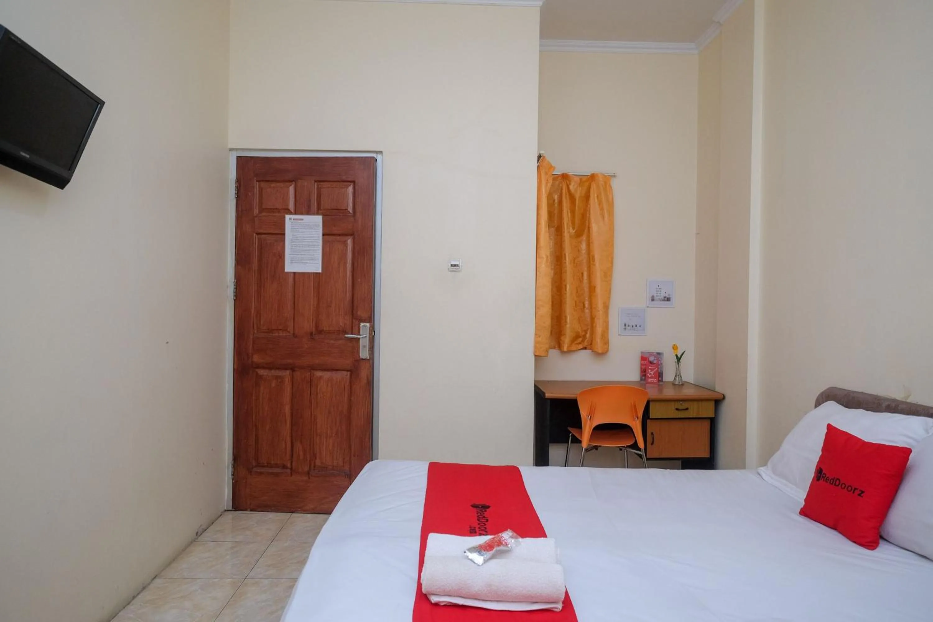 Bedroom, Bed in RedDoorz near Jalan Wolter Monginsidi Manado