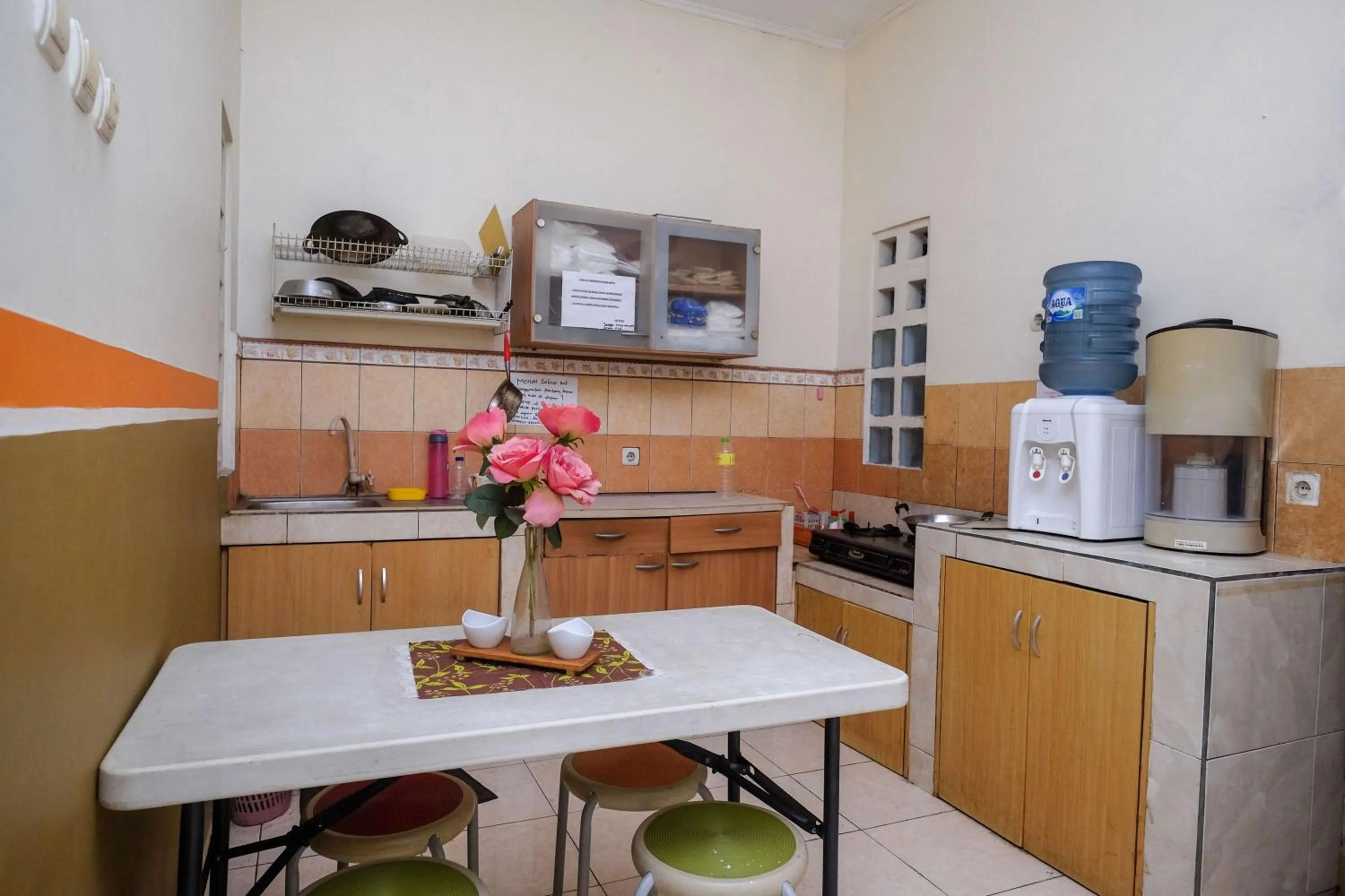 Kitchen or kitchenette in RedDoorz near Jalan Wolter Monginsidi Manado