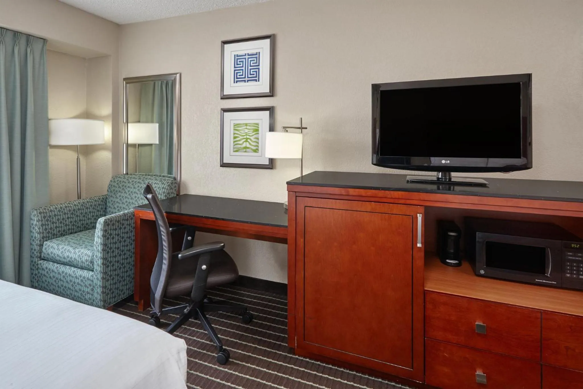 Photo of the whole room, Bed in Holiday Inn Express Hotels- Hampton by IHG