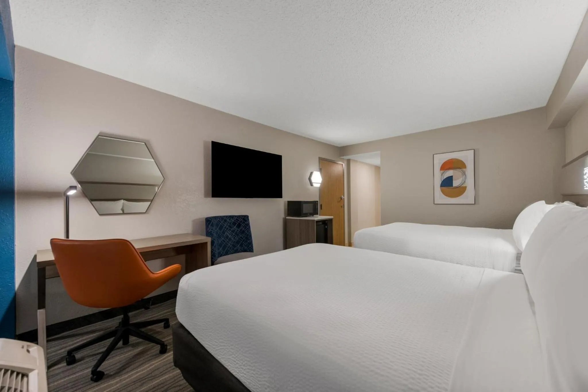 Photo of the whole room, Bed in Holiday Inn Express Hotels- Hampton by IHG