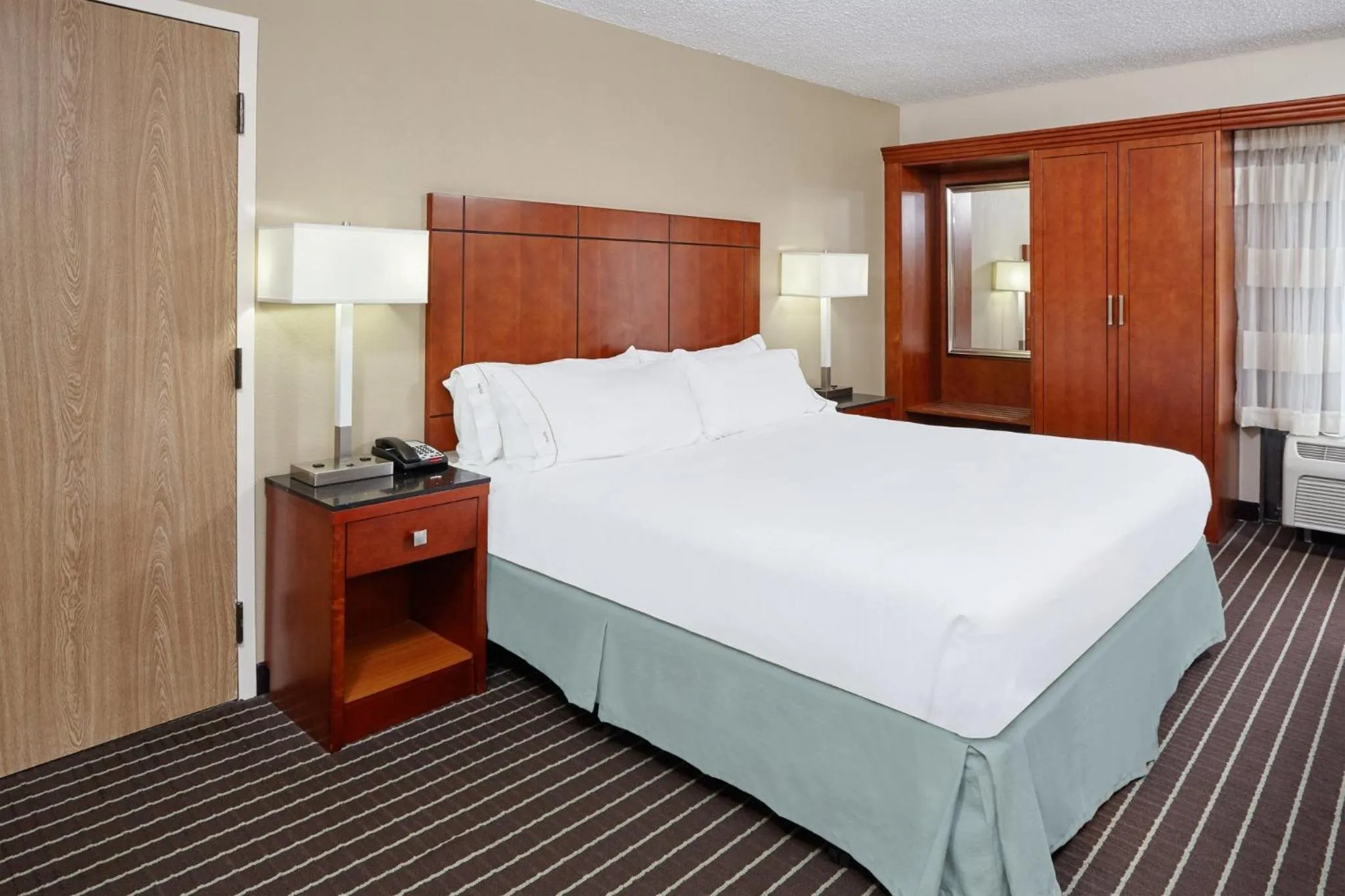 Photo of the whole room, Bed in Holiday Inn Express Hotels- Hampton by IHG