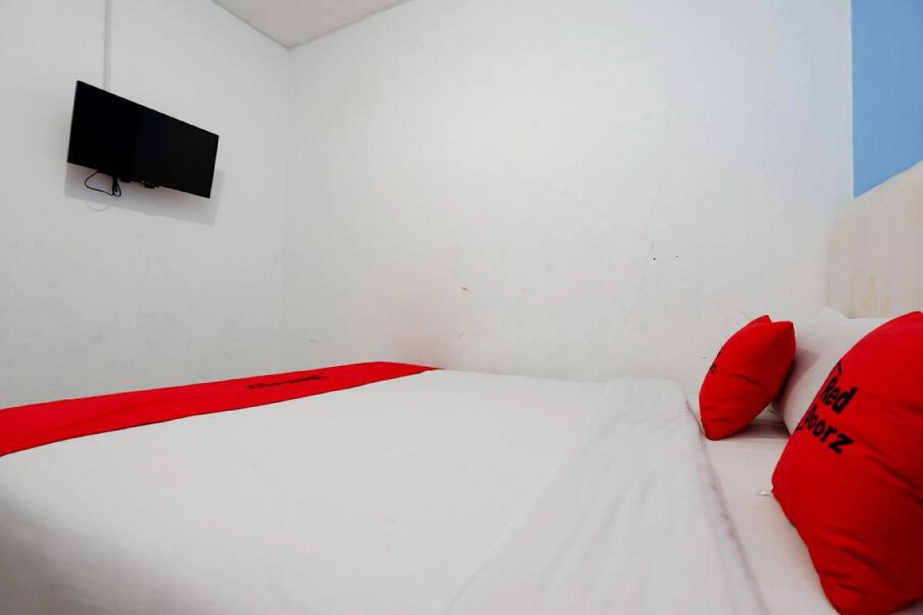 Bedroom, Bed in RedDoorz Near Kota Lama Semarang
