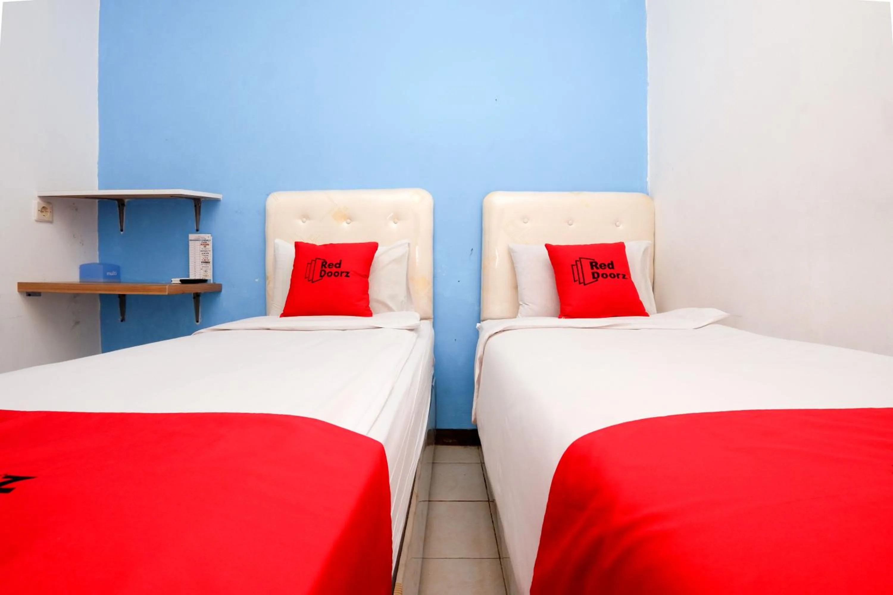 Bed in RedDoorz Near Kota Lama Semarang