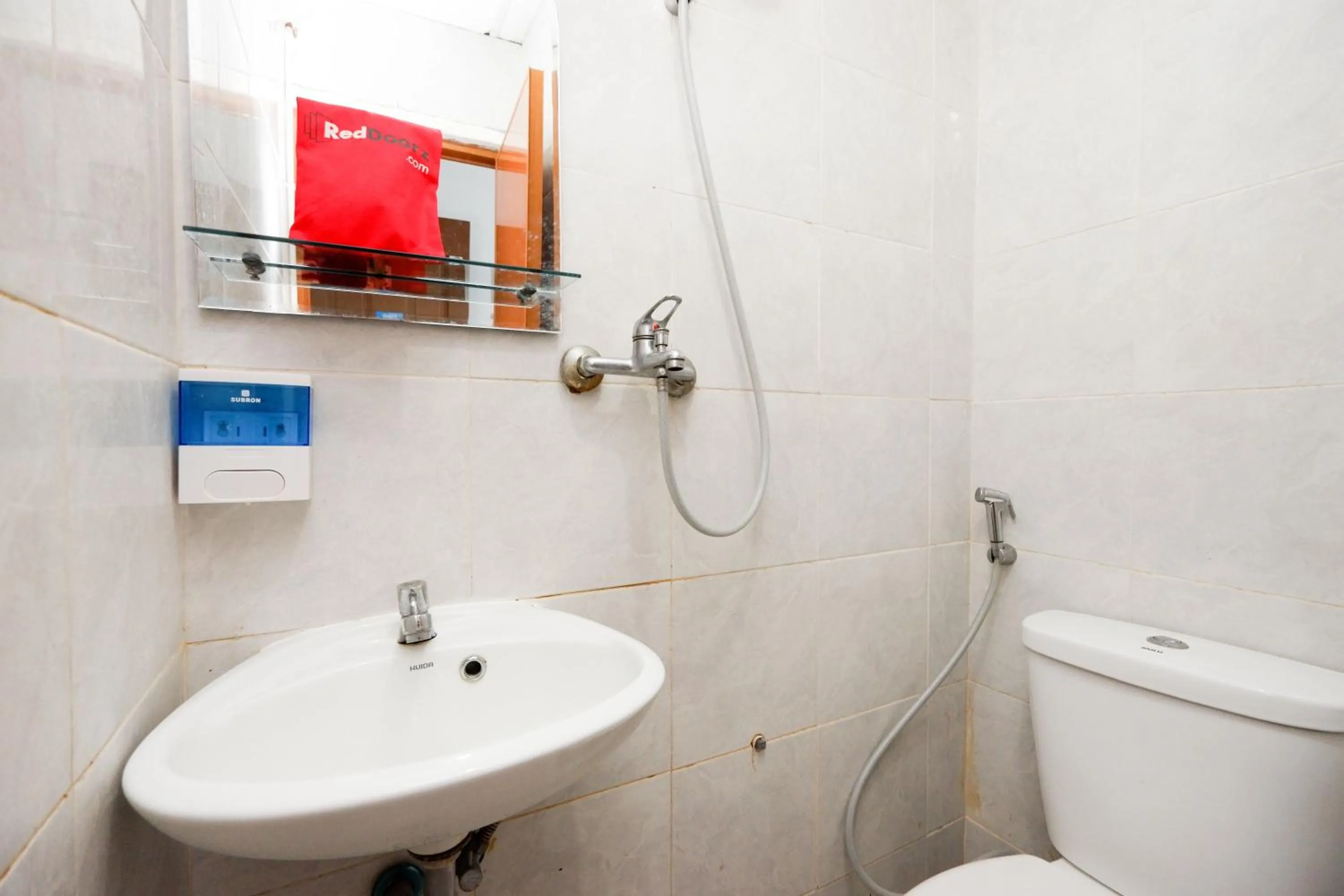 Bathroom in RedDoorz Near Kota Lama Semarang