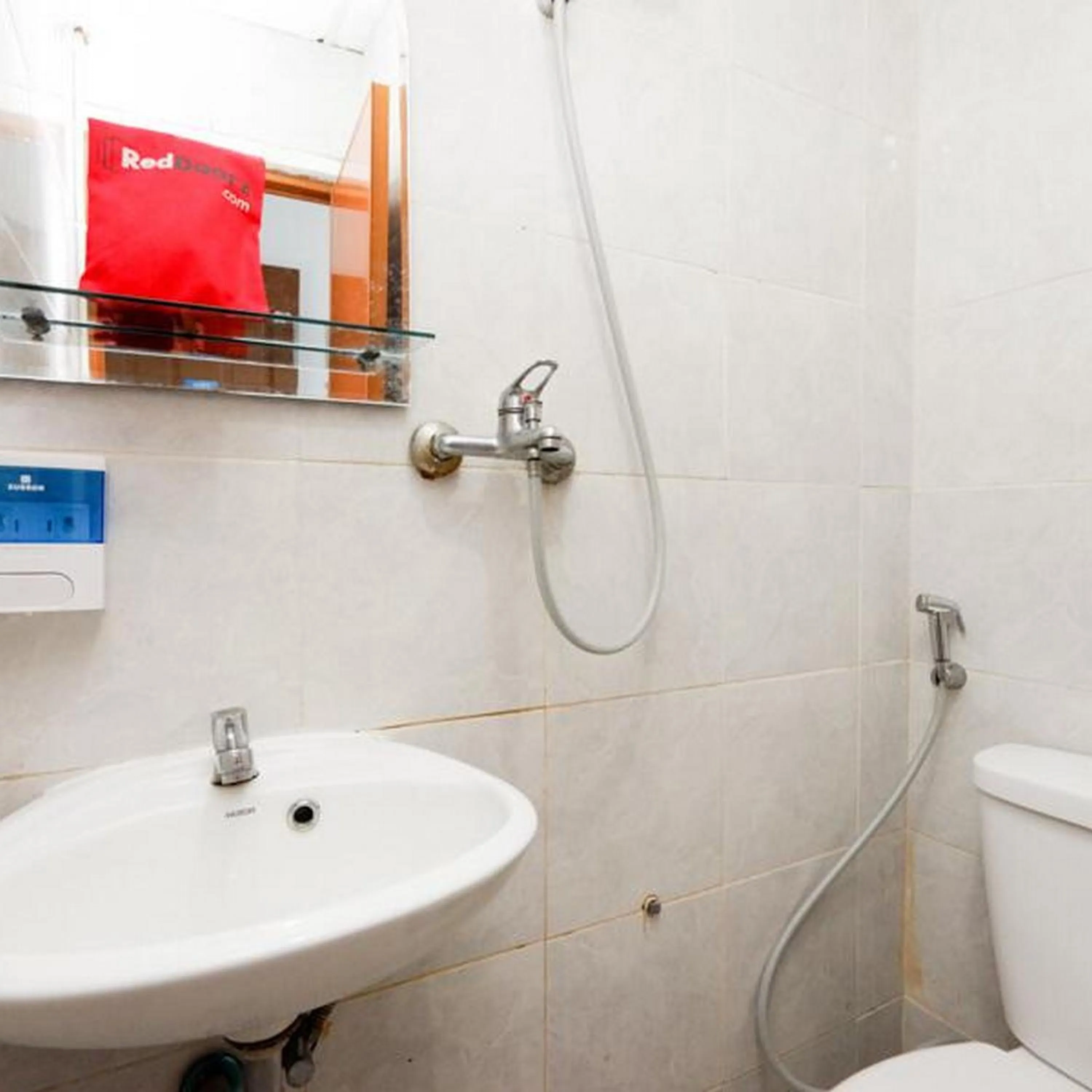 Bathroom in RedDoorz Near Kota Lama Semarang