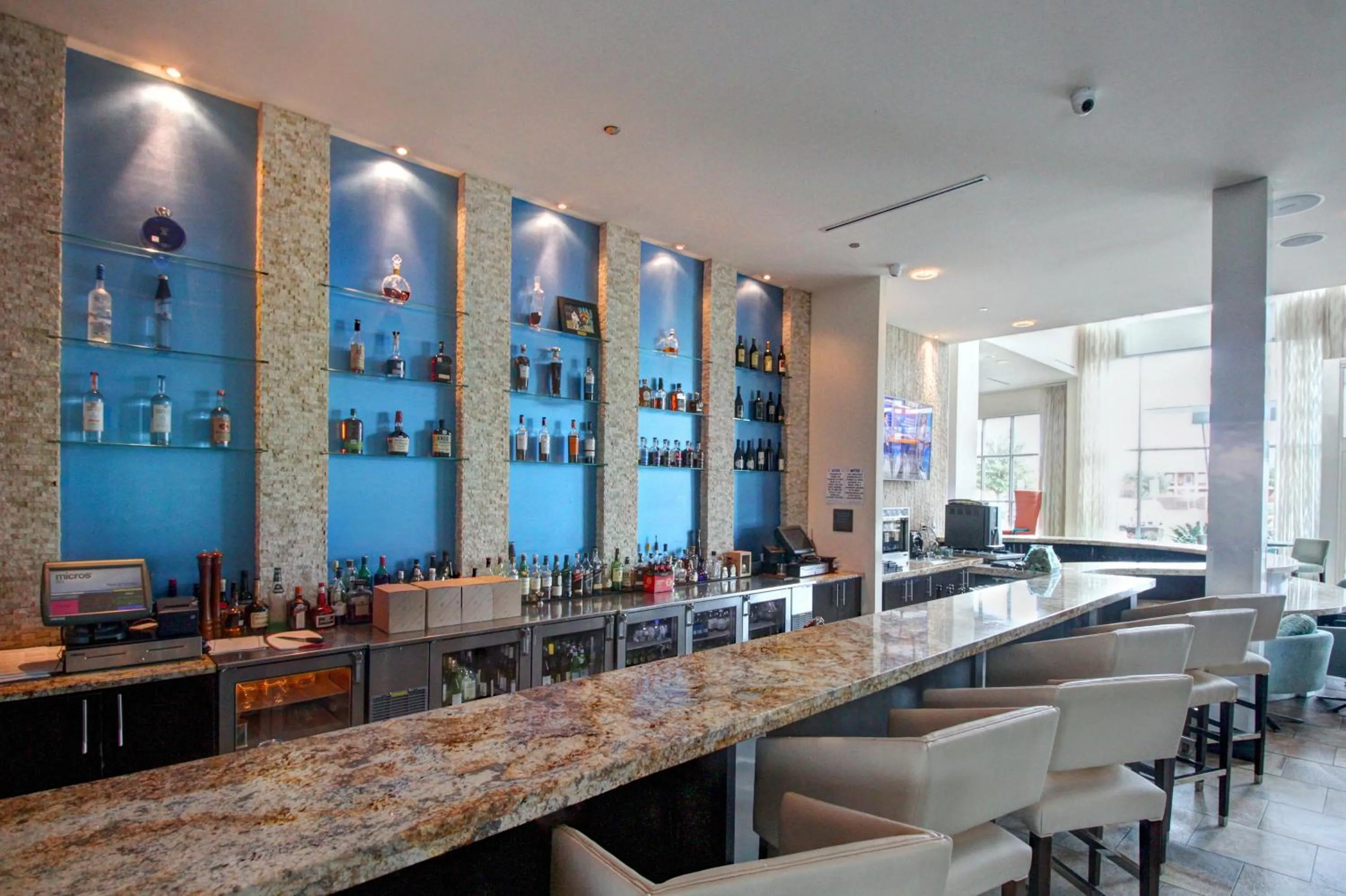 Lounge or bar in Hotel Indigo Waco by IHG