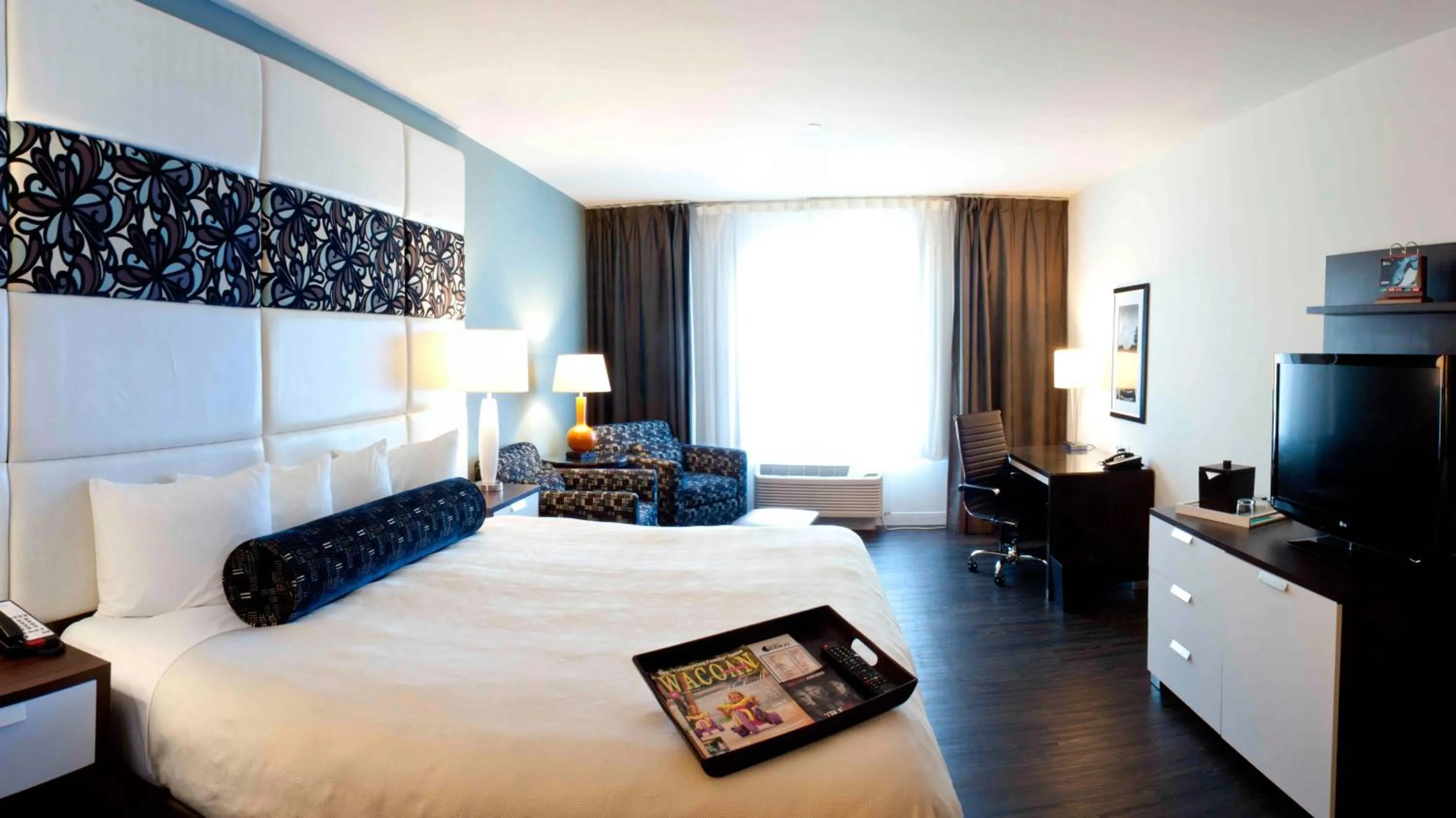 Photo of the whole room, Bed in Hotel Indigo Waco by IHG