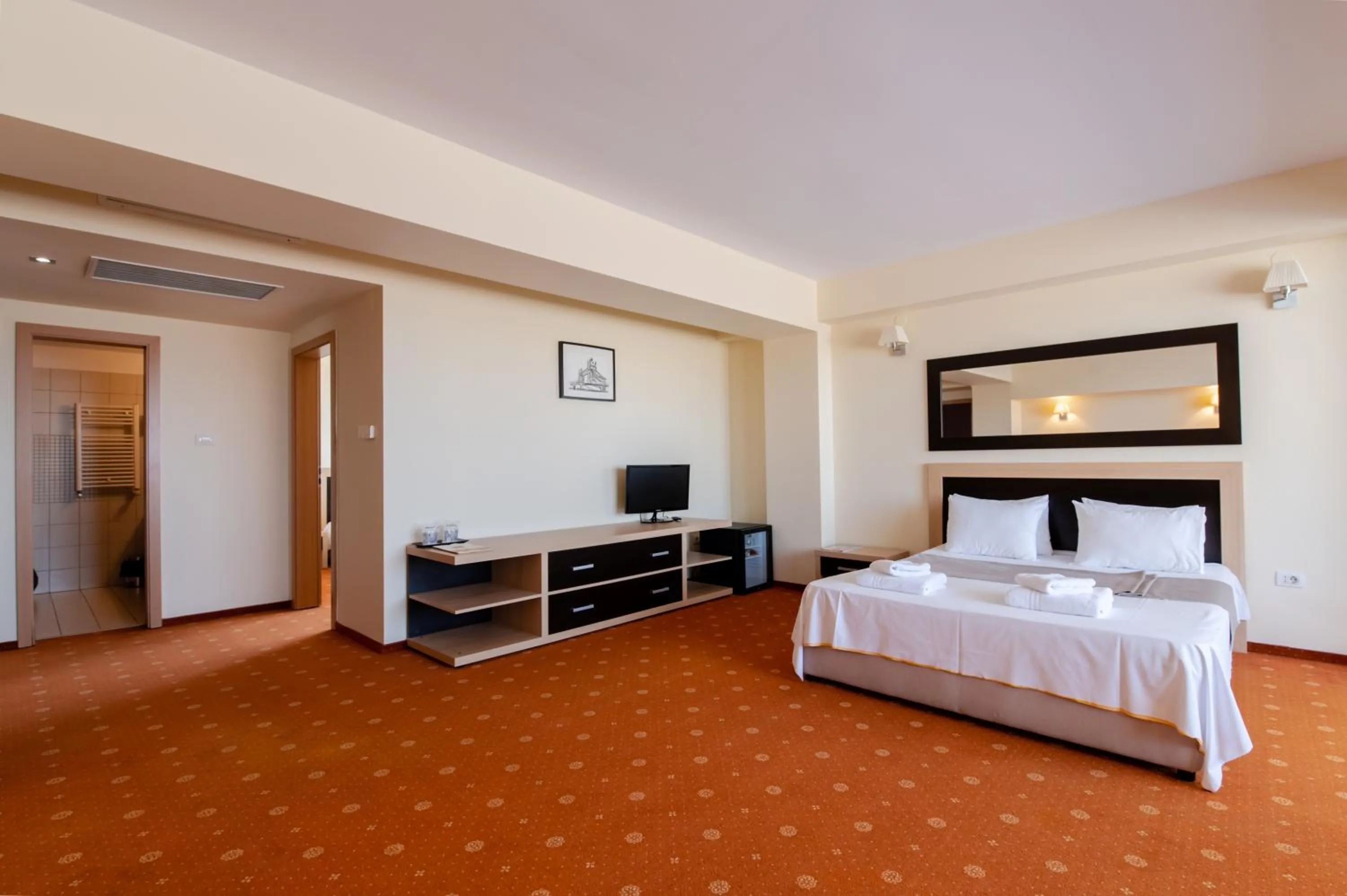 Communal lounge/ TV room, Bed in Hotel Oxford By TimHotels