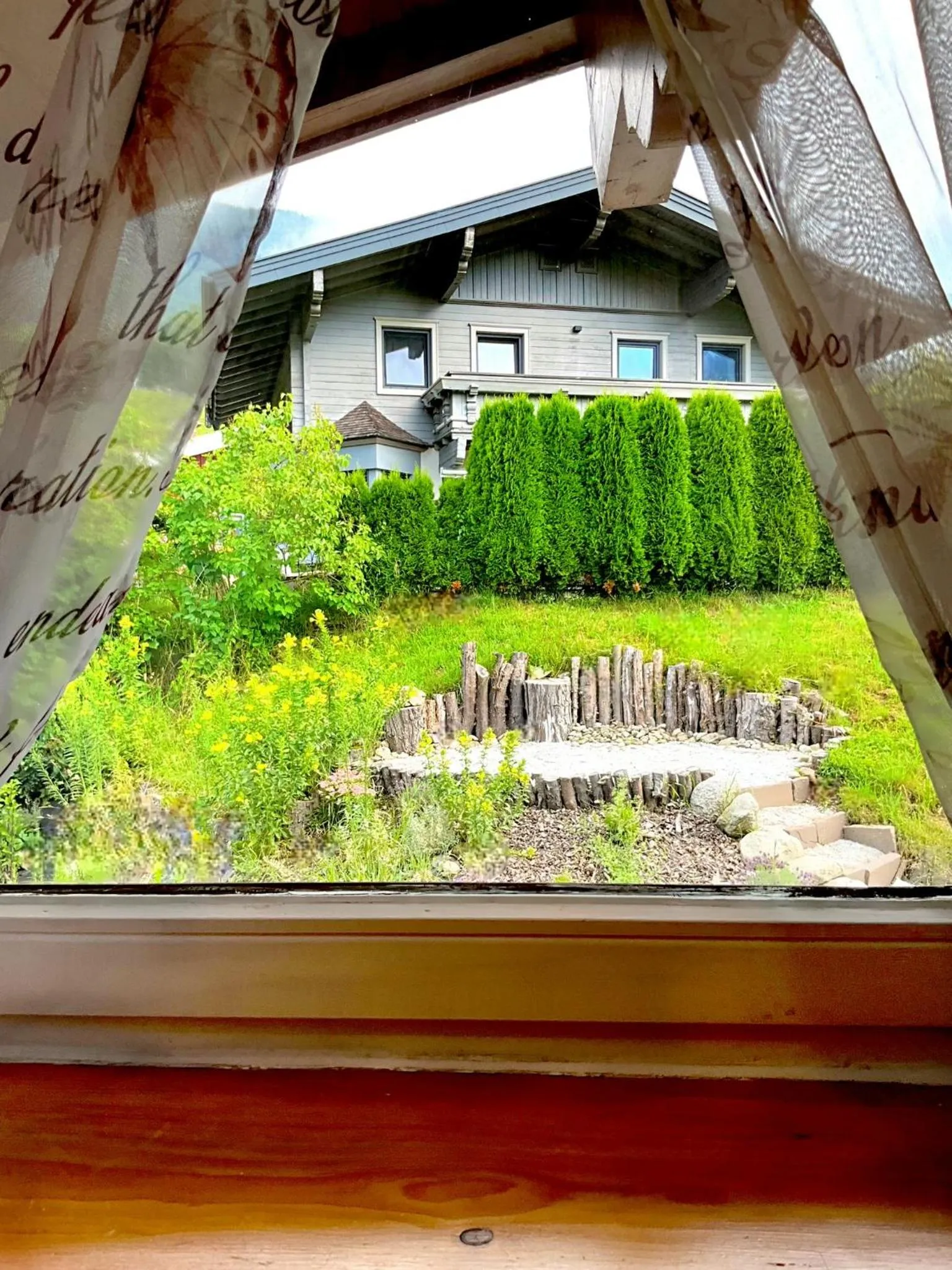 Day in Hotel Wildrose