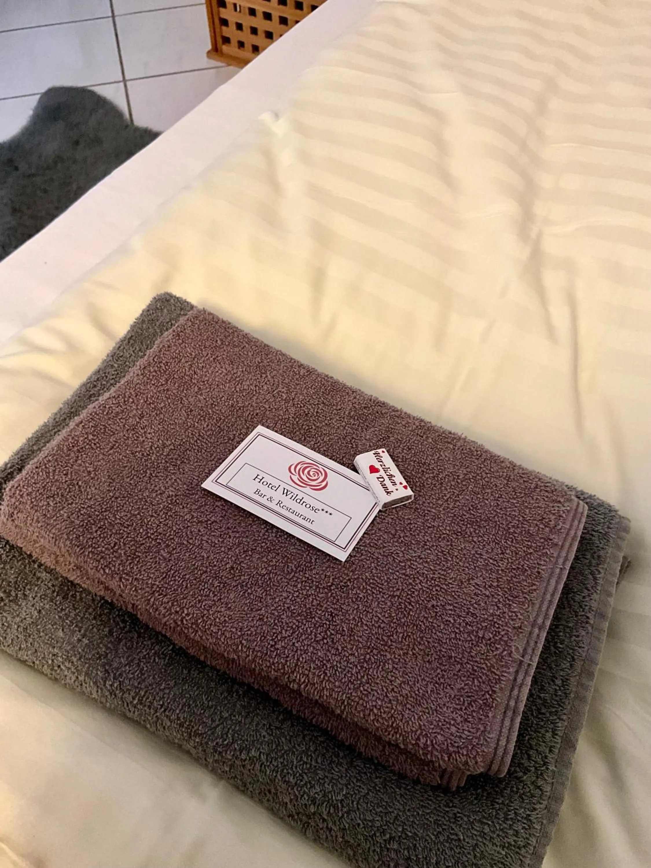 towels, Bed in Hotel Wildrose
