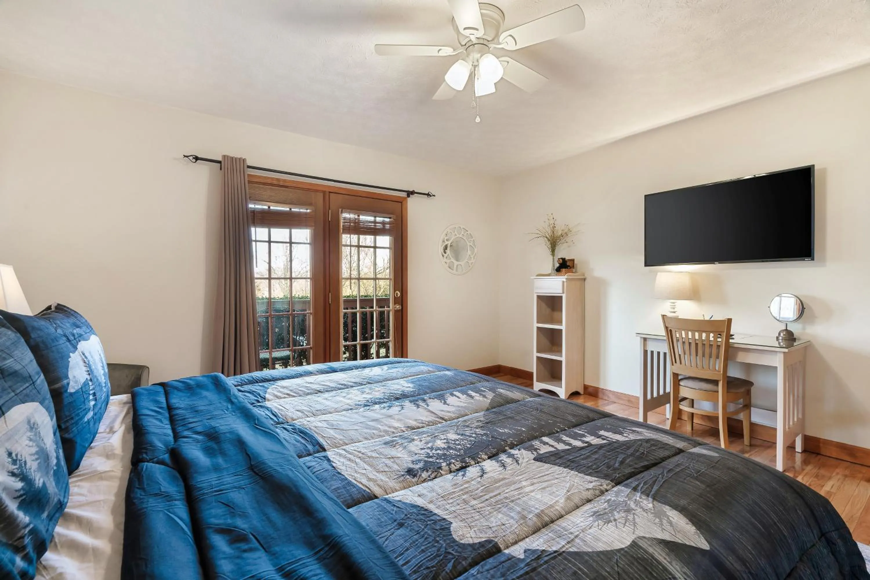 Bed in Berry Springs Lodge