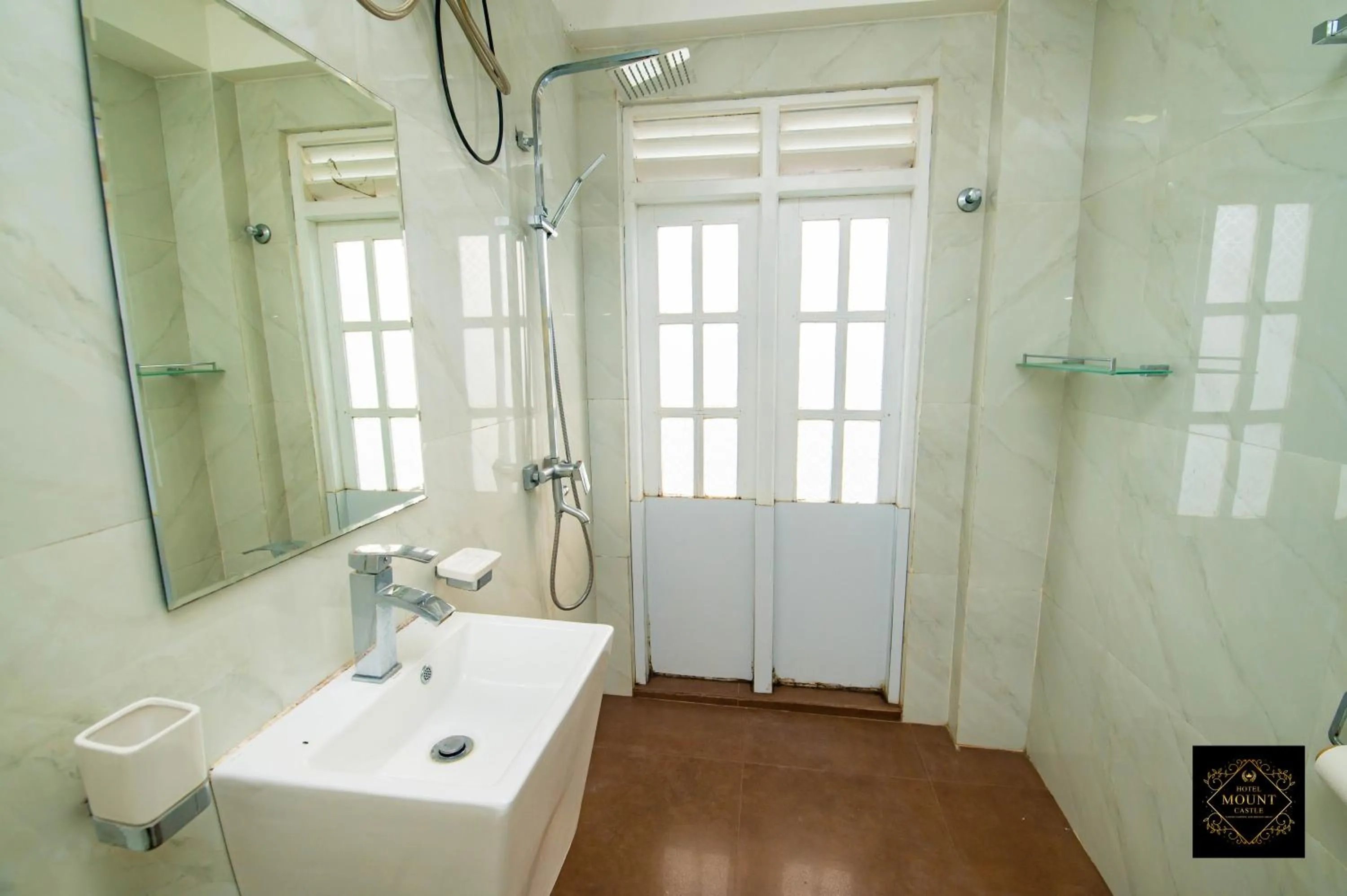 Shower in Hotel Mount Castle