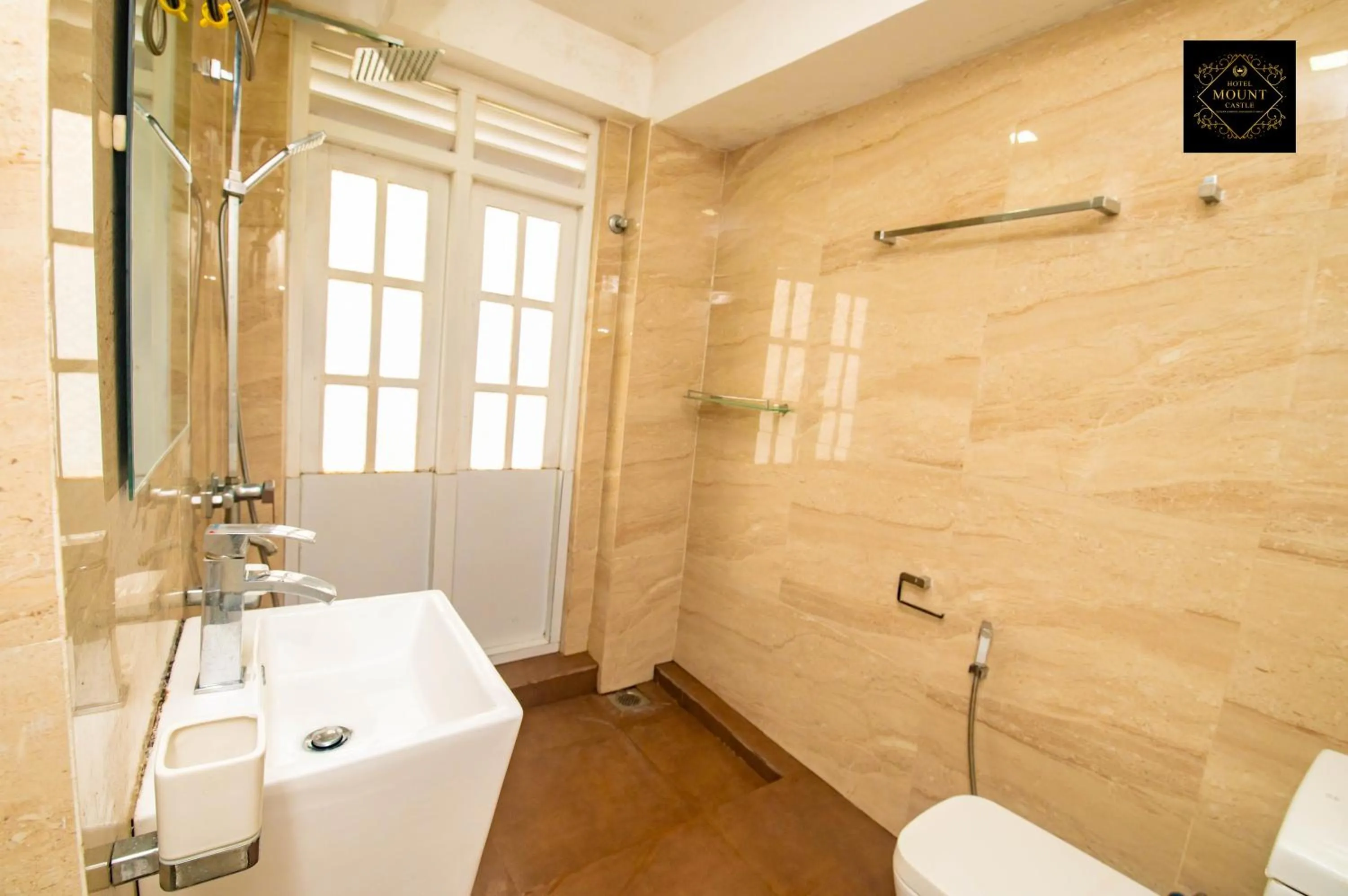 Shower in Hotel Mount Castle