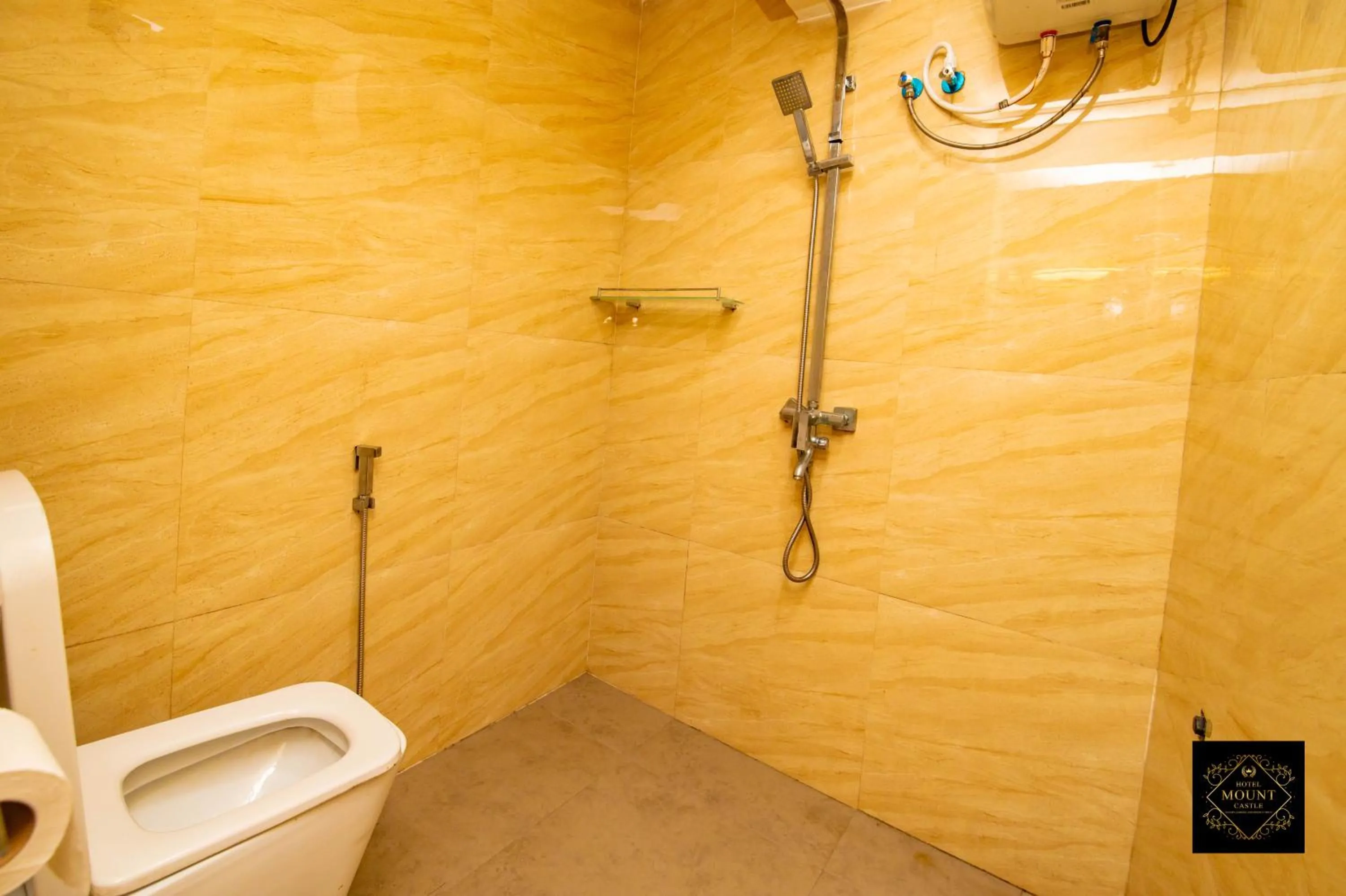 Shower in Hotel Mount Castle