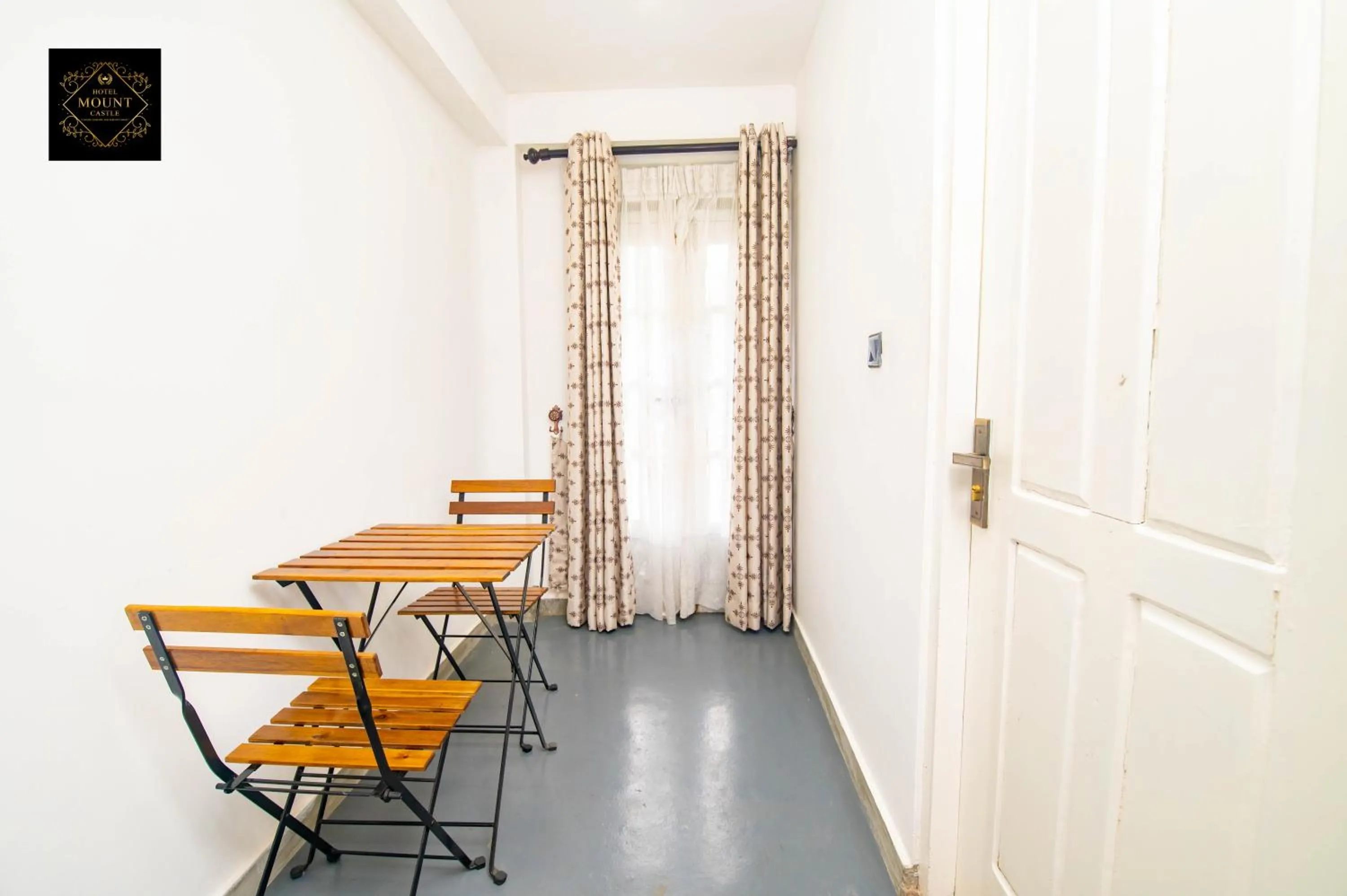 Seating area in Hotel Mount Castle