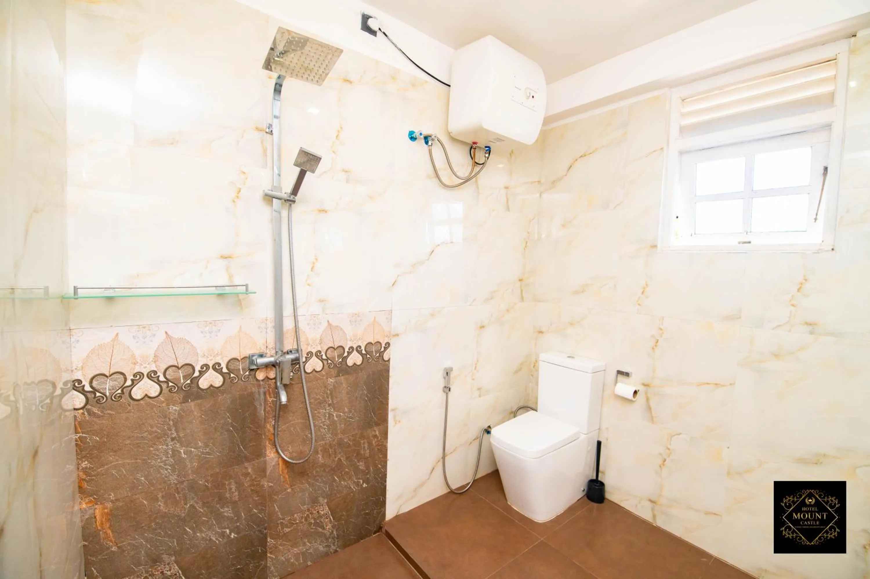 Shower in Hotel Mount Castle