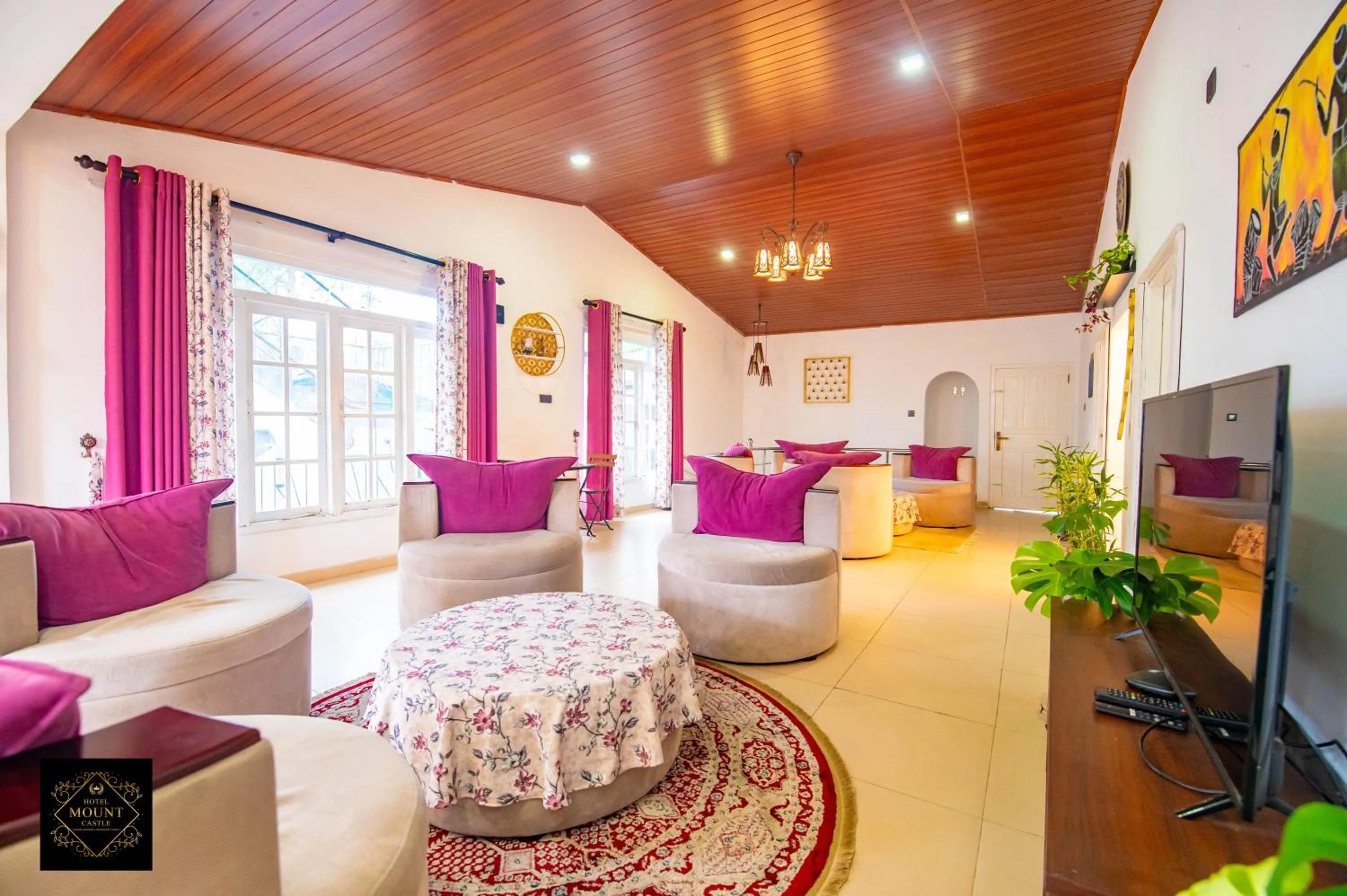 Communal lounge/ TV room in Hotel Mount Castle