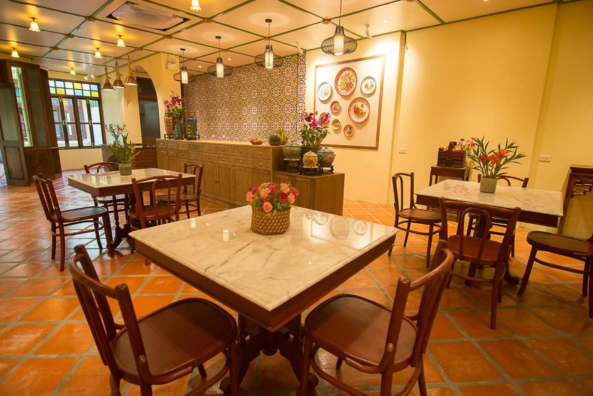 Restaurant/places to eat in WOO Gallery & Boutique hotel