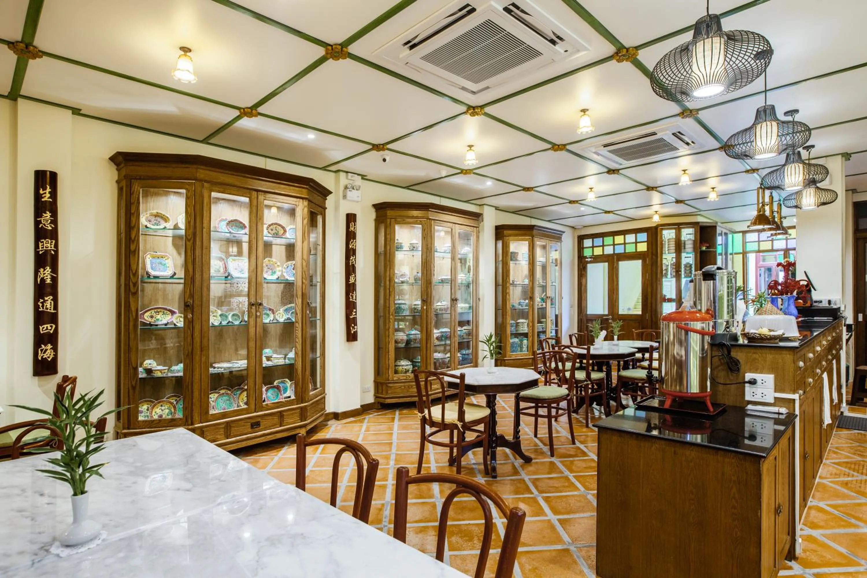 Restaurant/places to eat in WOO Gallery & Boutique hotel