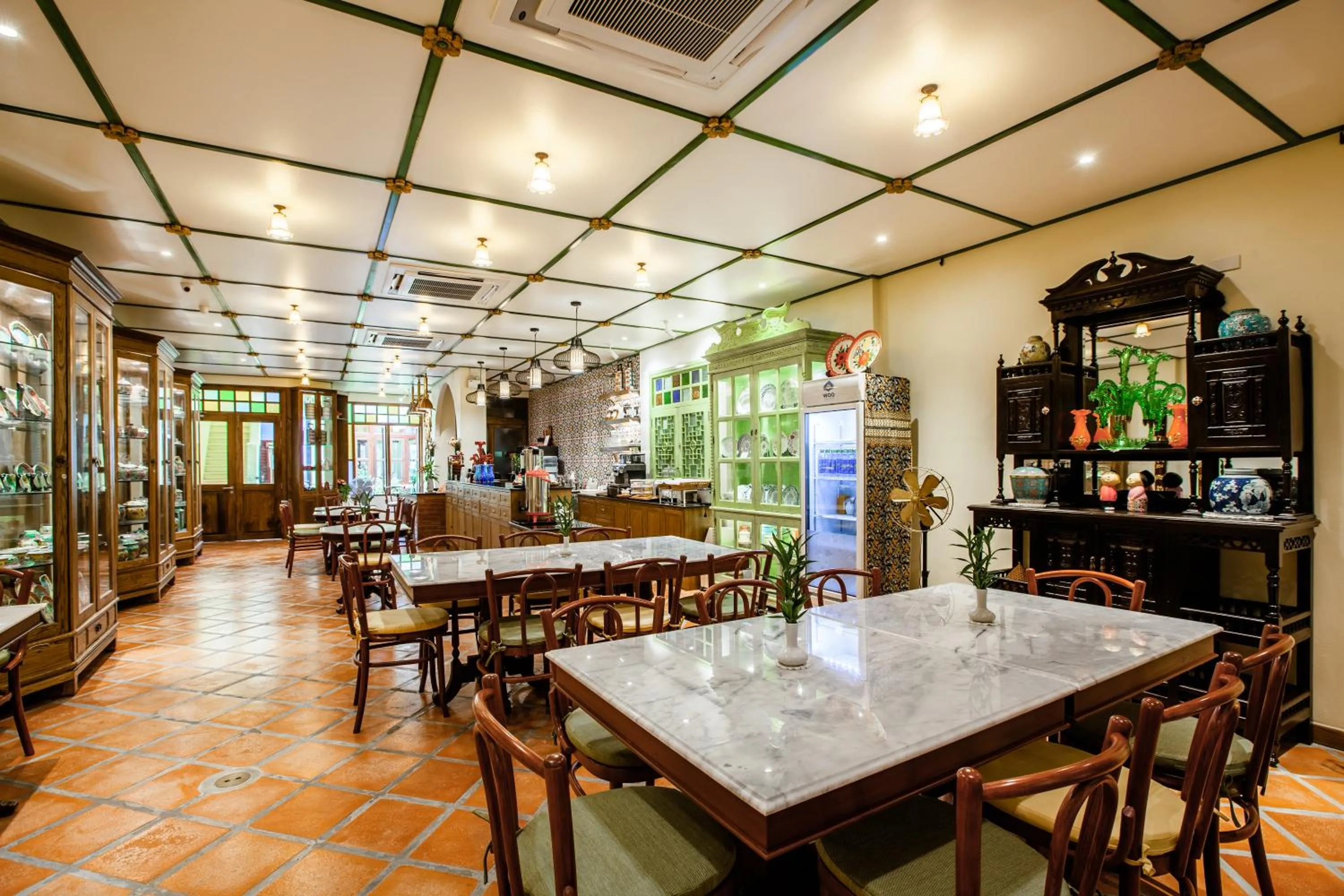 Restaurant/places to eat in WOO Gallery & Boutique hotel