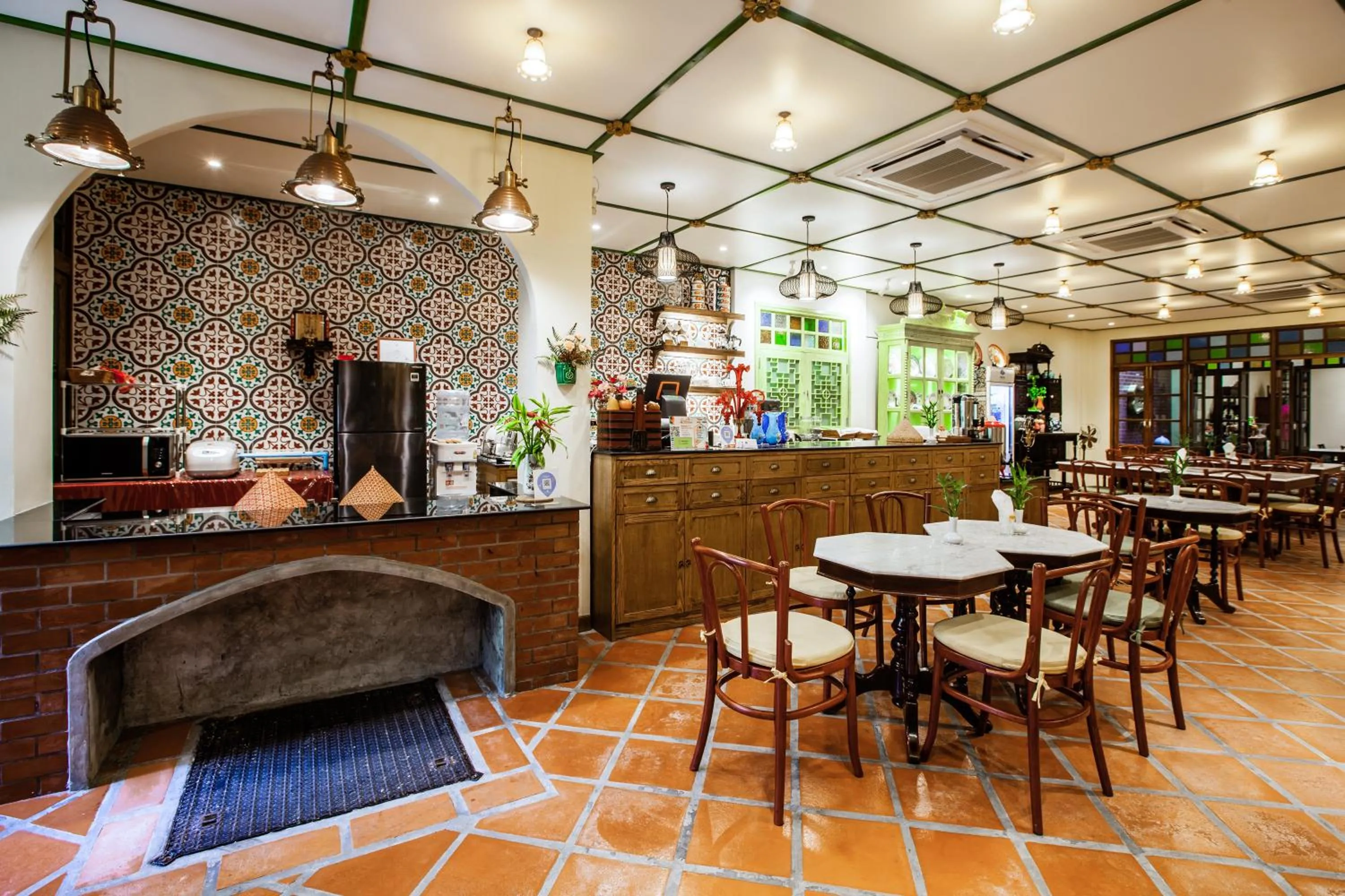 Restaurant/places to eat in WOO Gallery & Boutique hotel