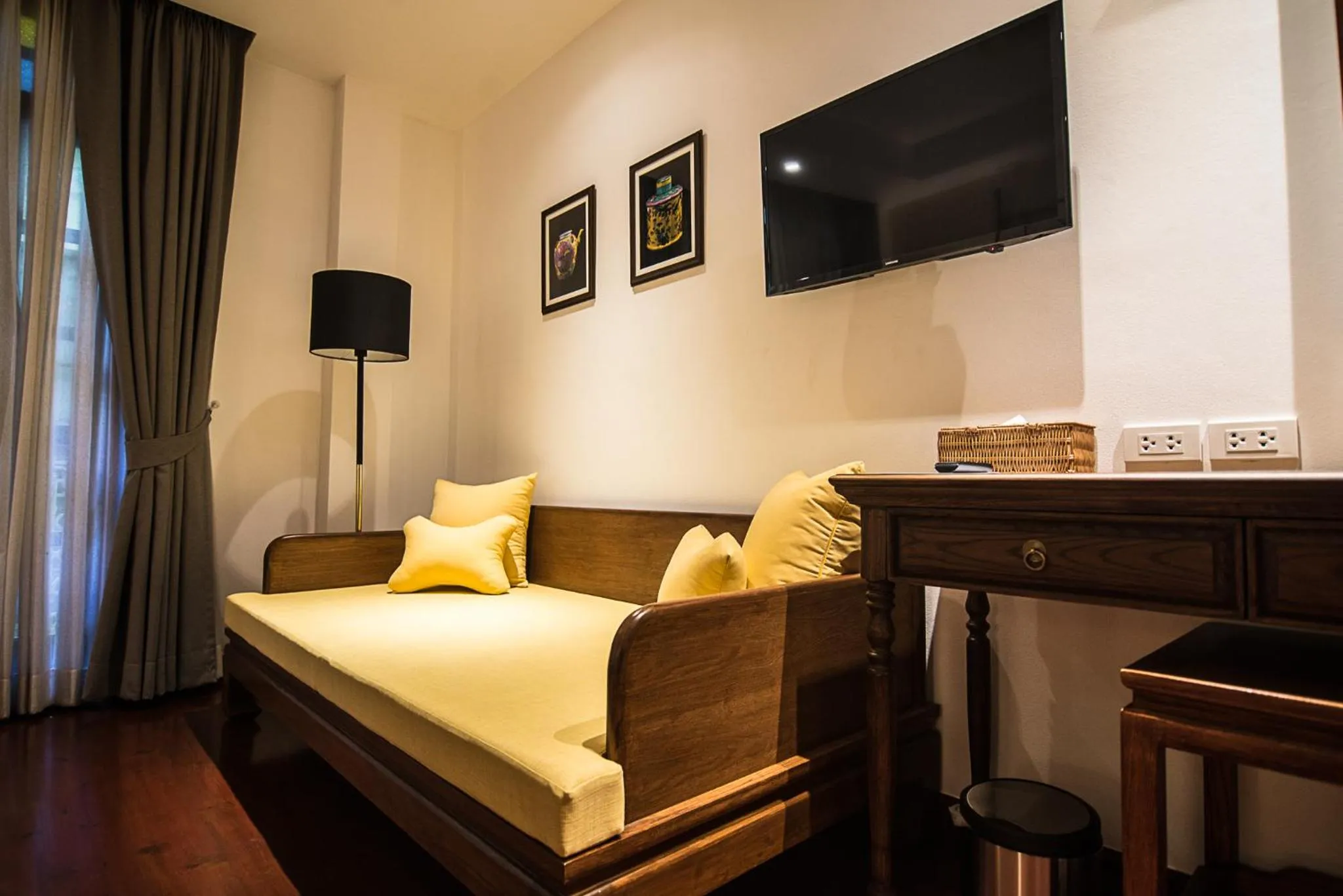 Seating area, Bed in WOO Gallery & Boutique hotel