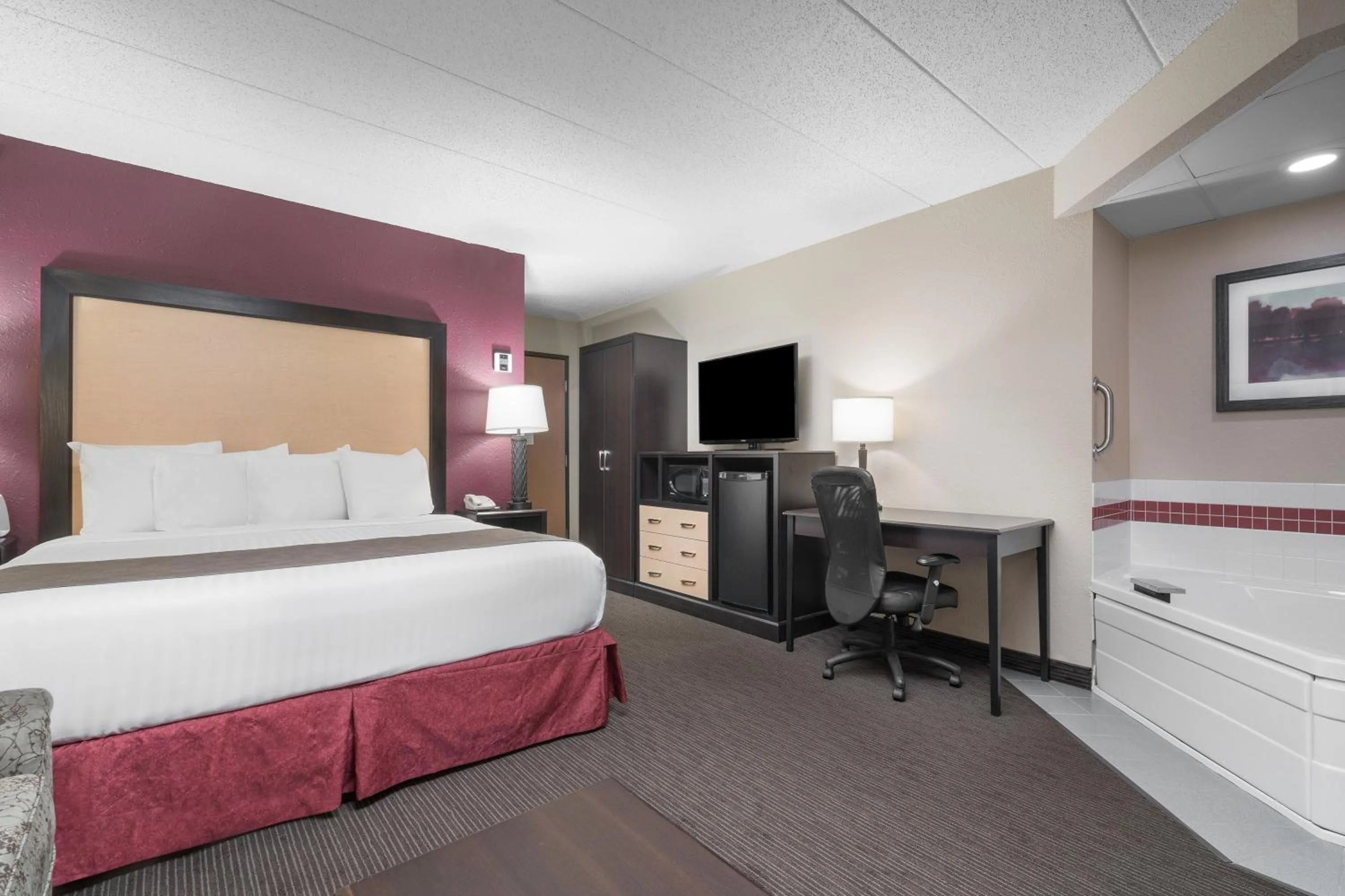 Photo of the whole room, Bed in AmericInn by Wyndham Detroit Lakes