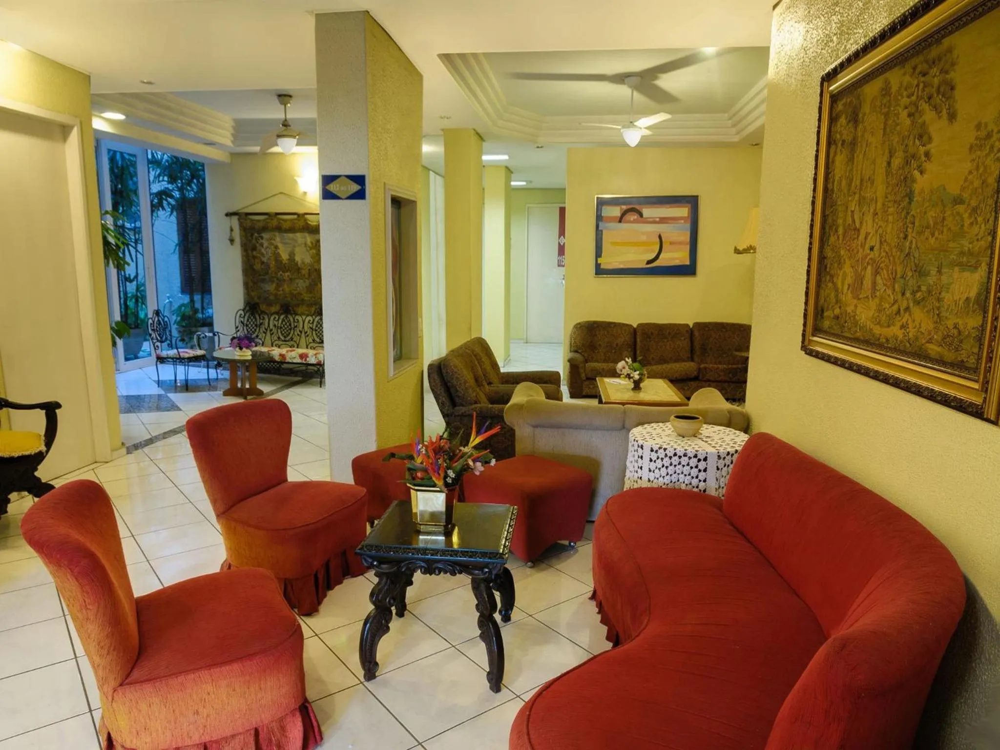 Communal lounge/ TV room in Hotel Elevado