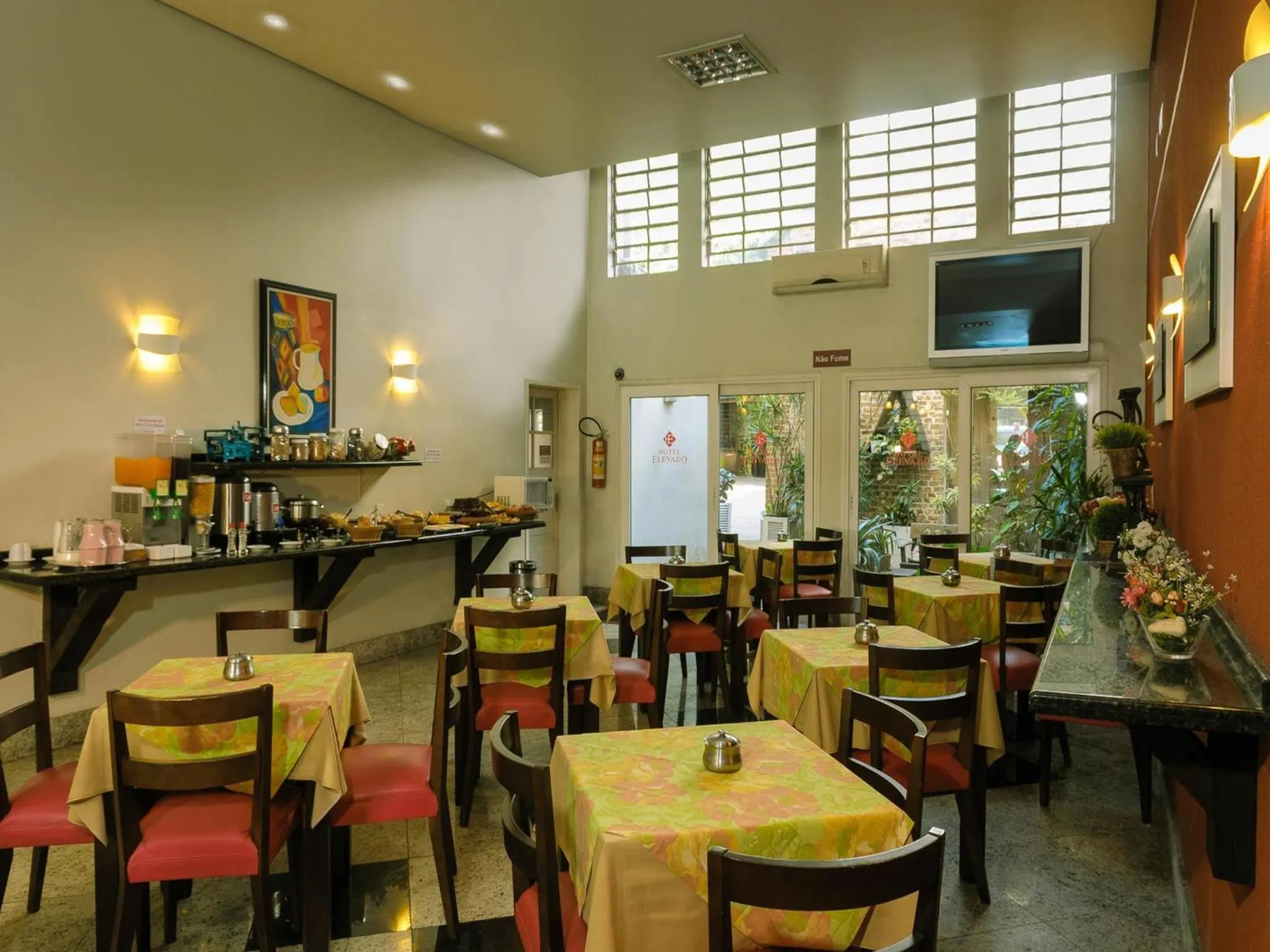 Restaurant/places to eat in Hotel Elevado