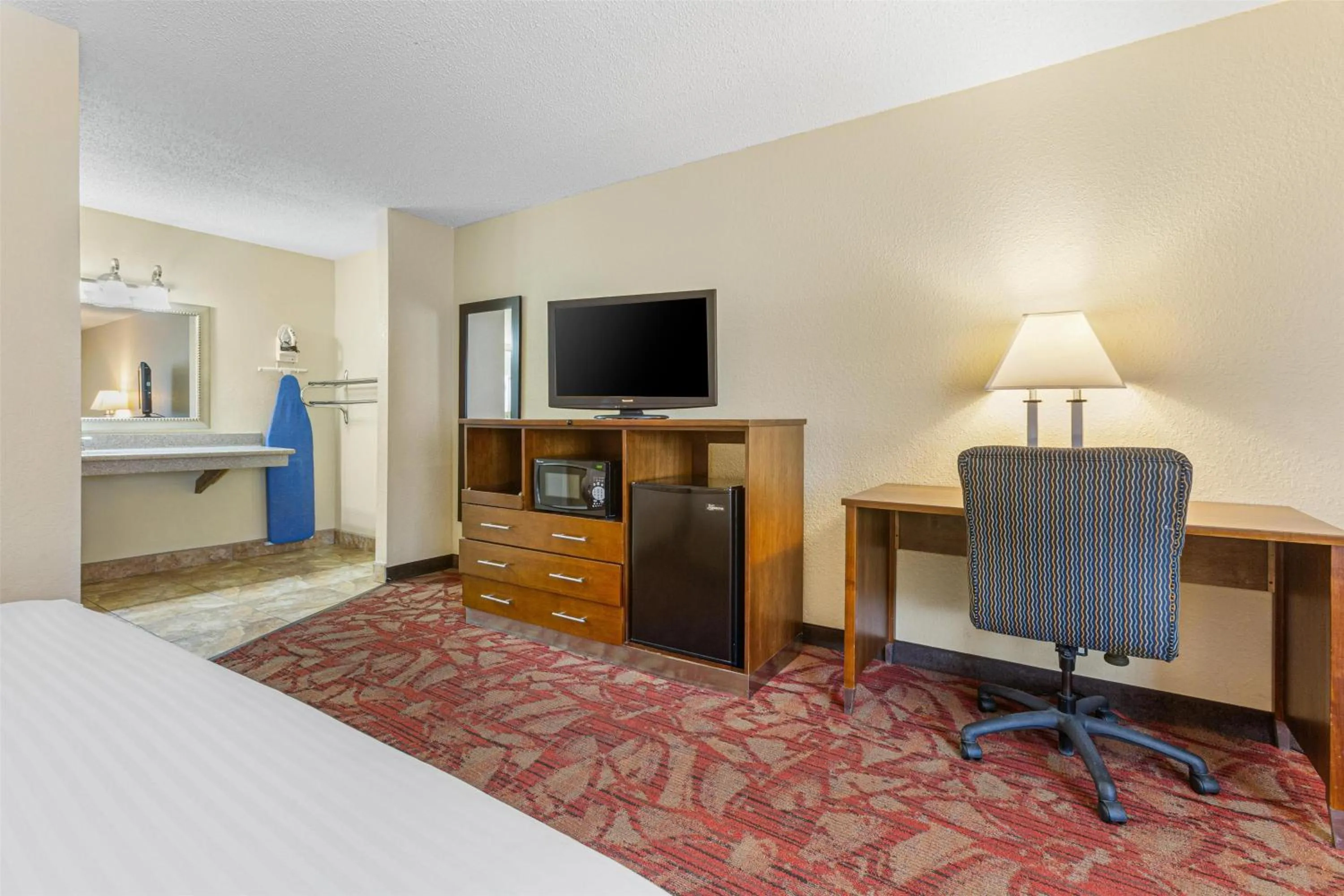 Bedroom, Bed in Best Western Pine Springs Inn