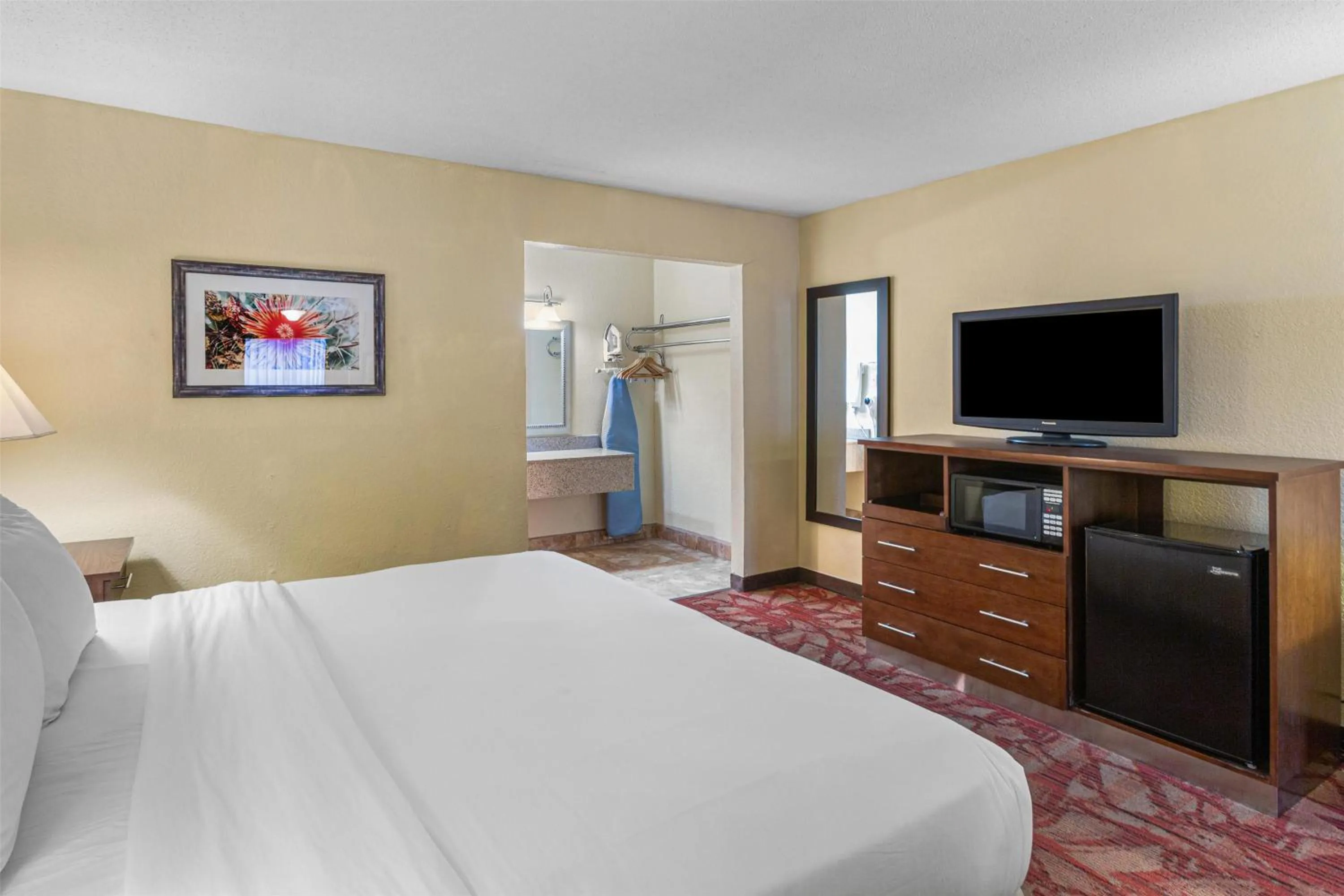Photo of the whole room, Bed in Best Western Pine Springs Inn