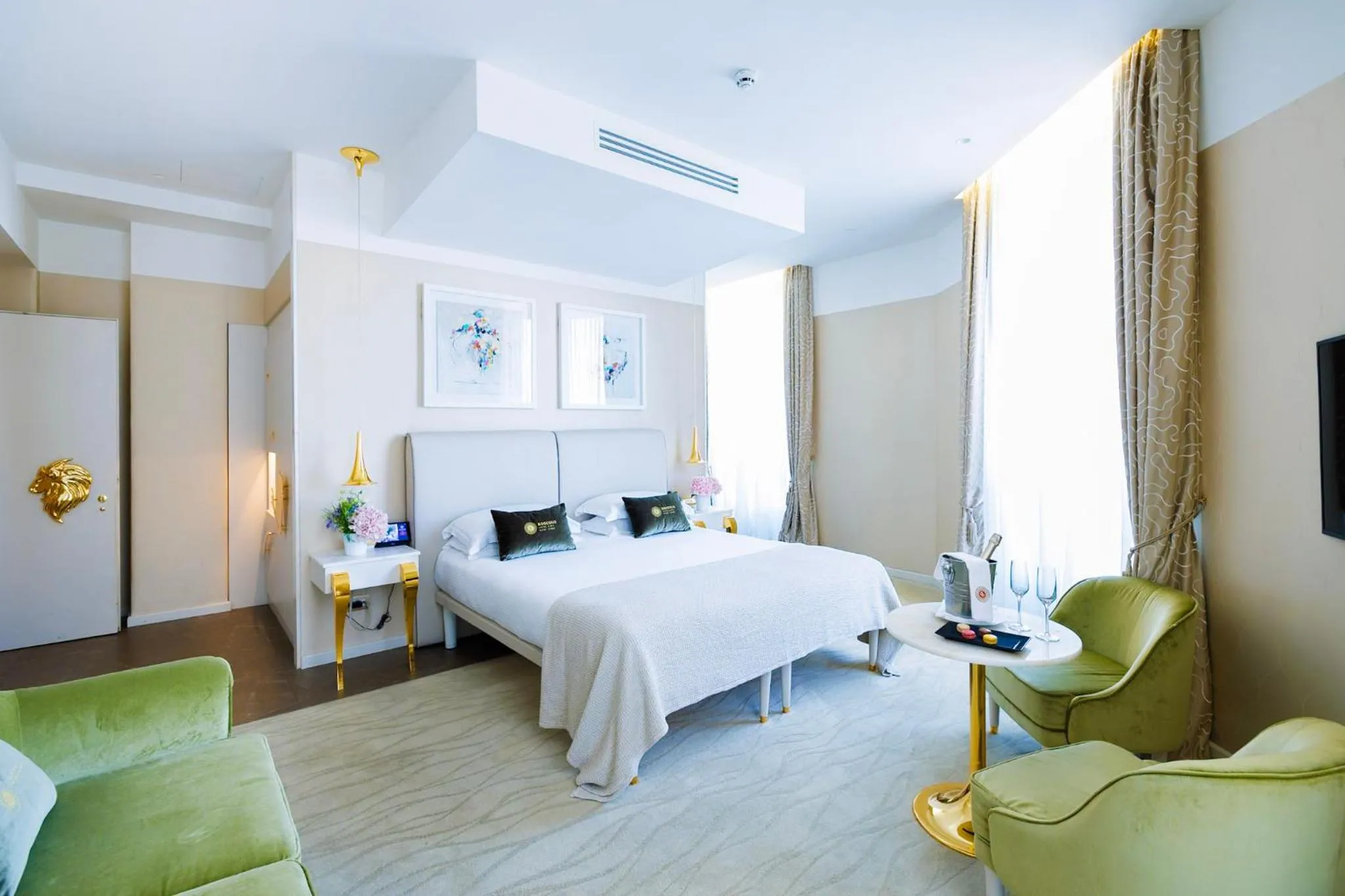 Photo of the whole room, Bed in Boscolo Lyon Hotel & Spa