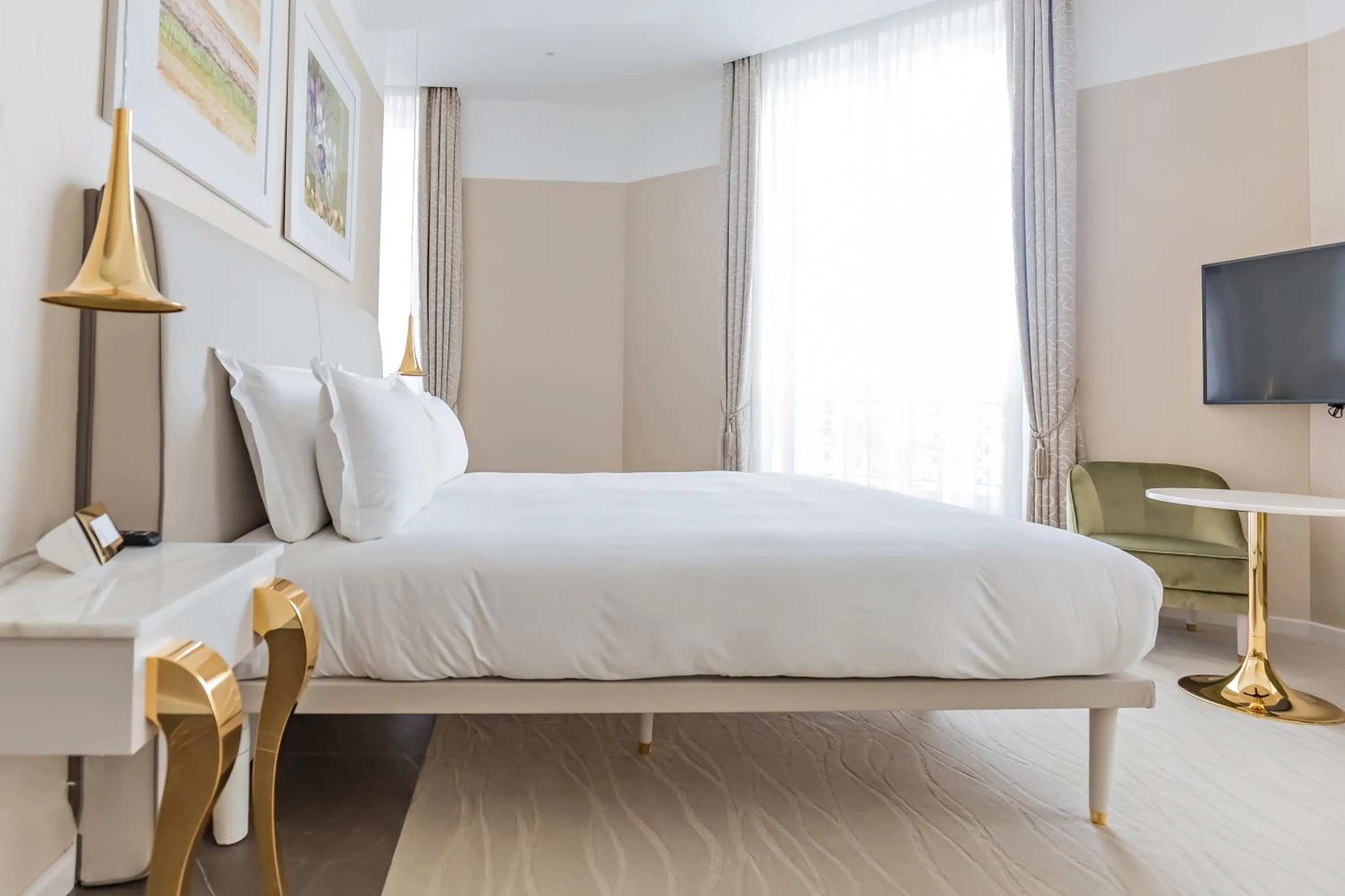 Bed in Boscolo Lyon Hotel & Spa