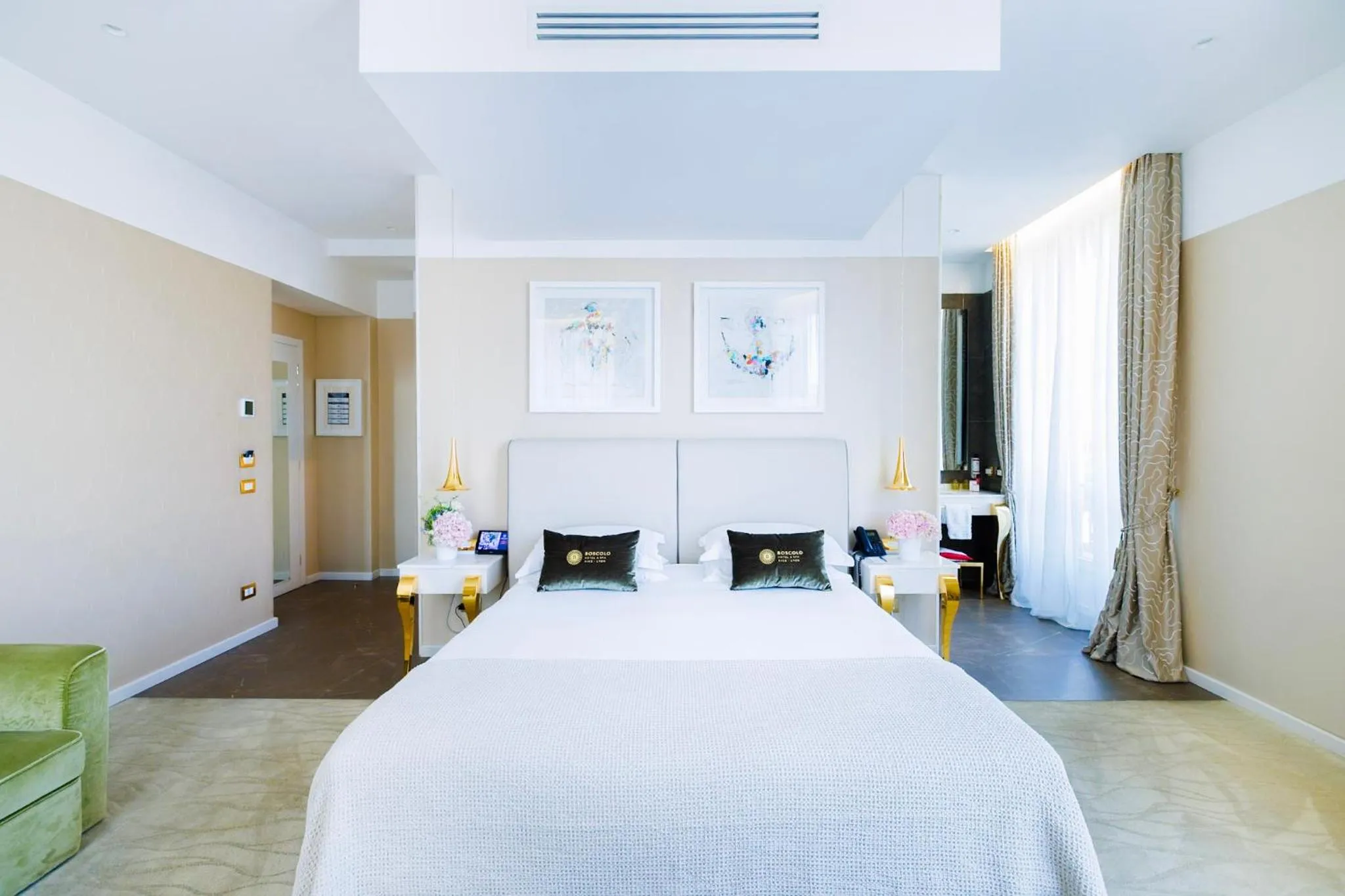 Photo of the whole room, Bed in Boscolo Lyon Hotel & Spa