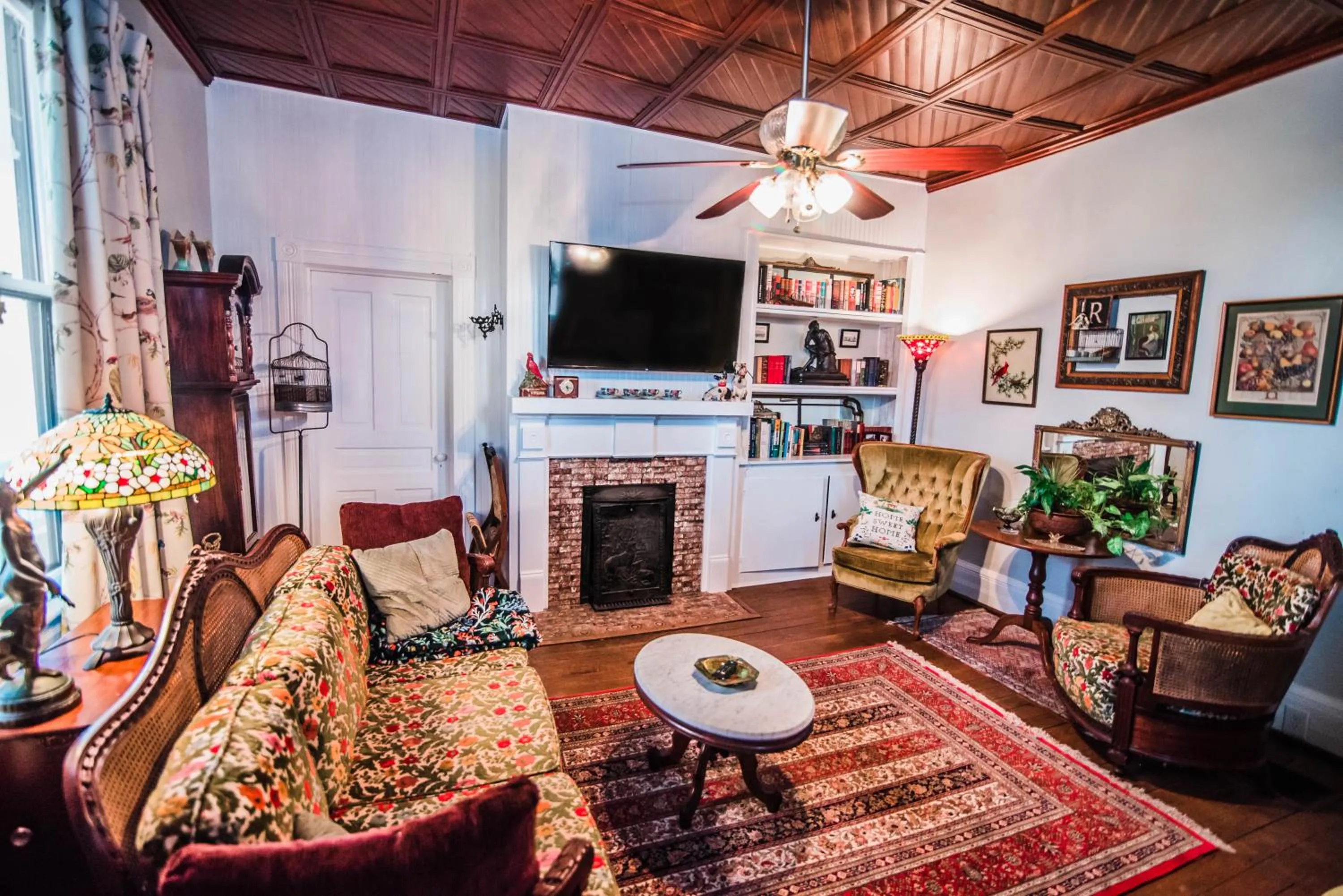 Communal lounge/ TV room in The Claiborne Bed and Breakfast