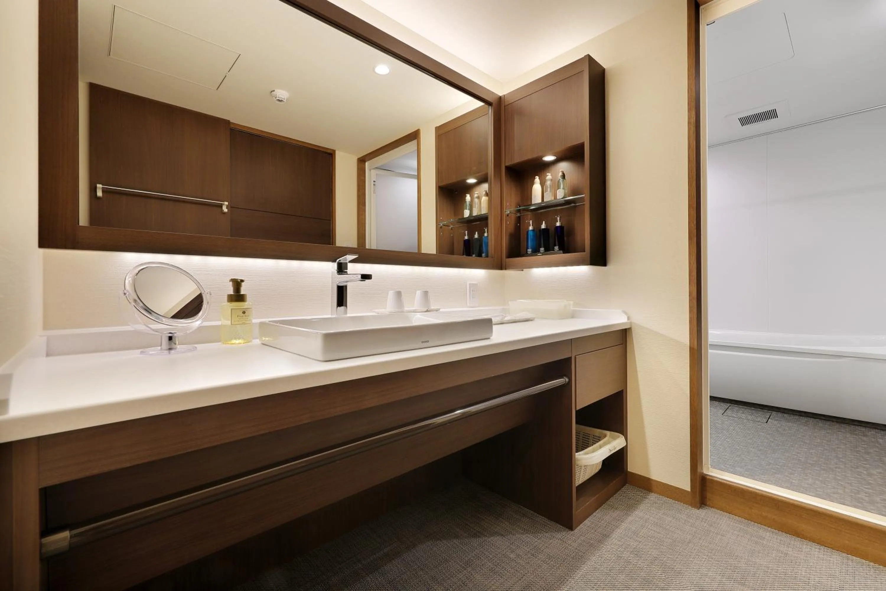 Bathroom, Bed in Zao Kokusai Hotel