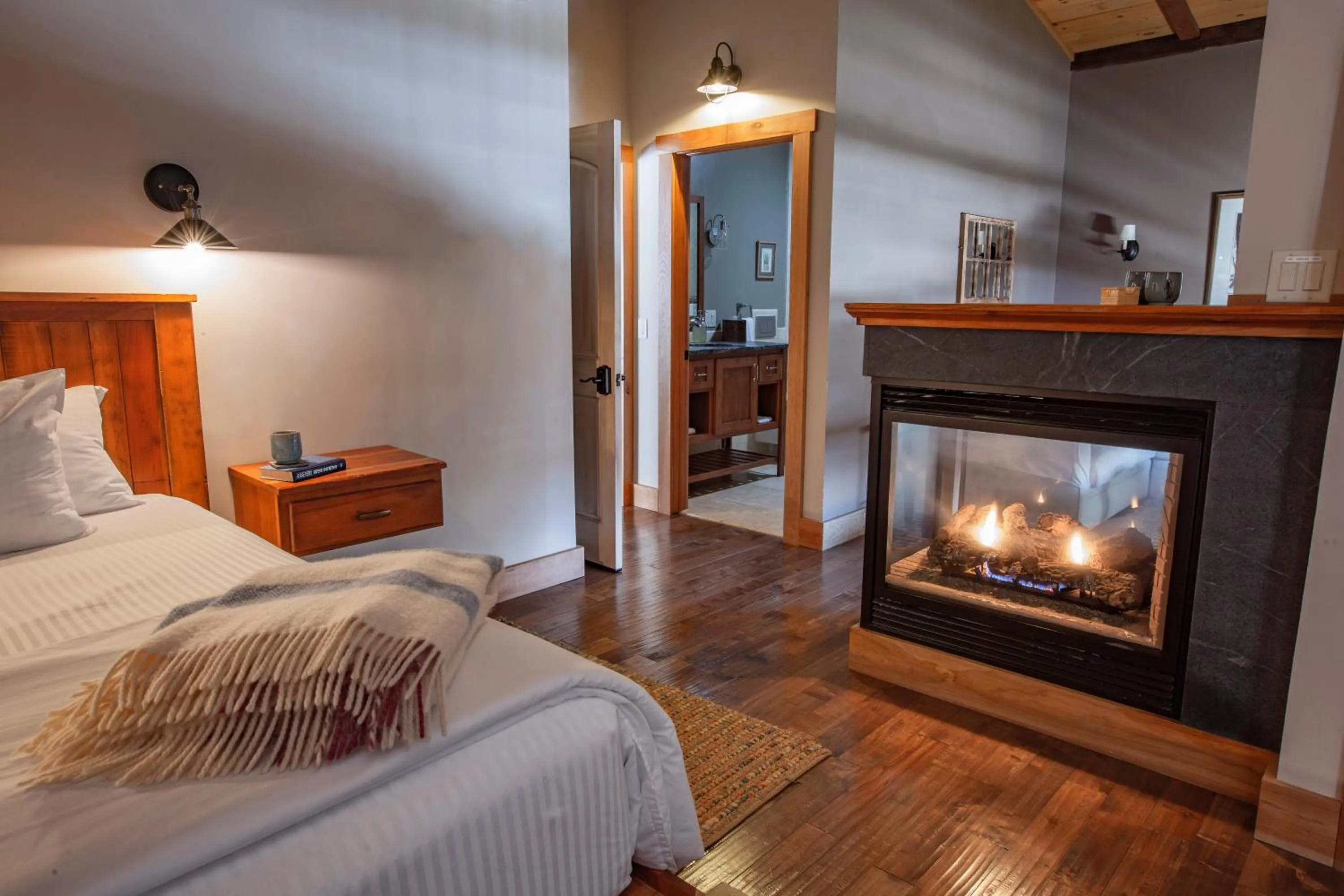 Bedroom, Bed in Seesaw's Lodge